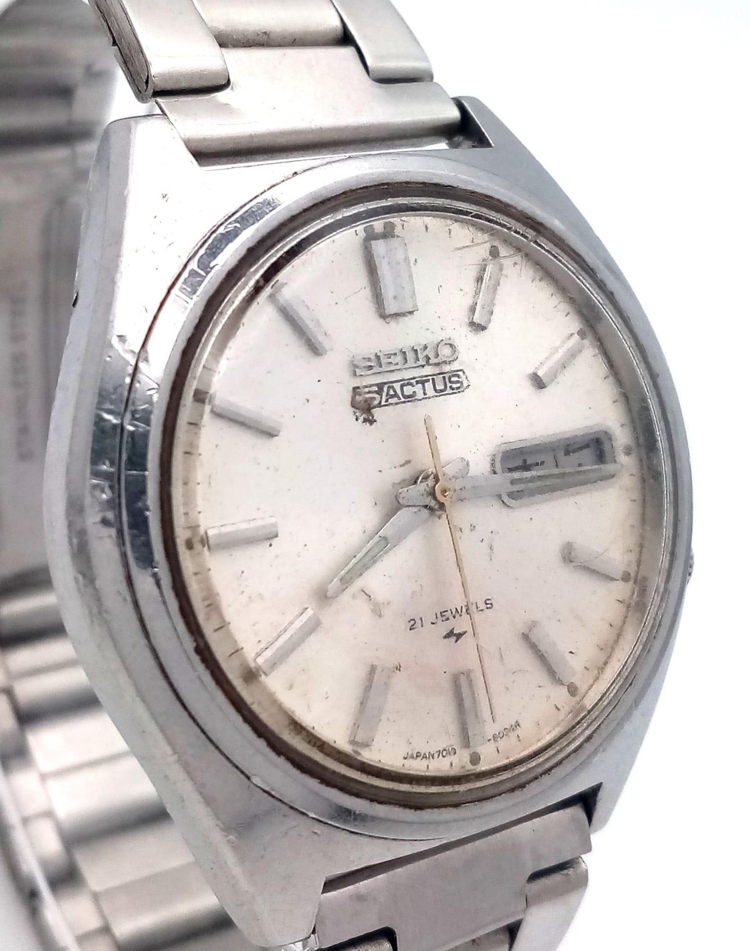 A Vintage Seiko 5 Actus Gents Watch. Stainless steel bracelet and case - 38mm. Aged dial with day/ - Bild 3 aus 6