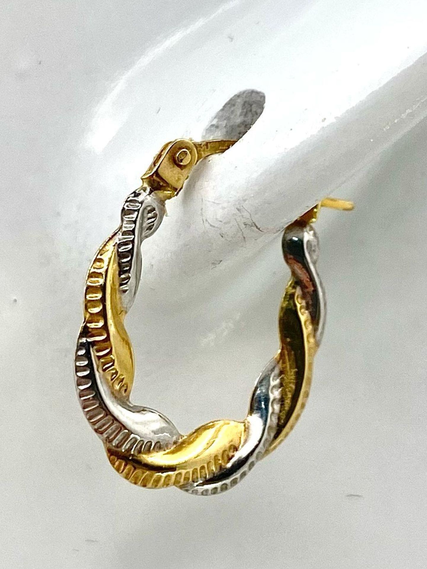 A Pair of 9K Bi-Colour Gold Oval Hoop Twist Earrings. 0.44g weight. - Bild 3 aus 5