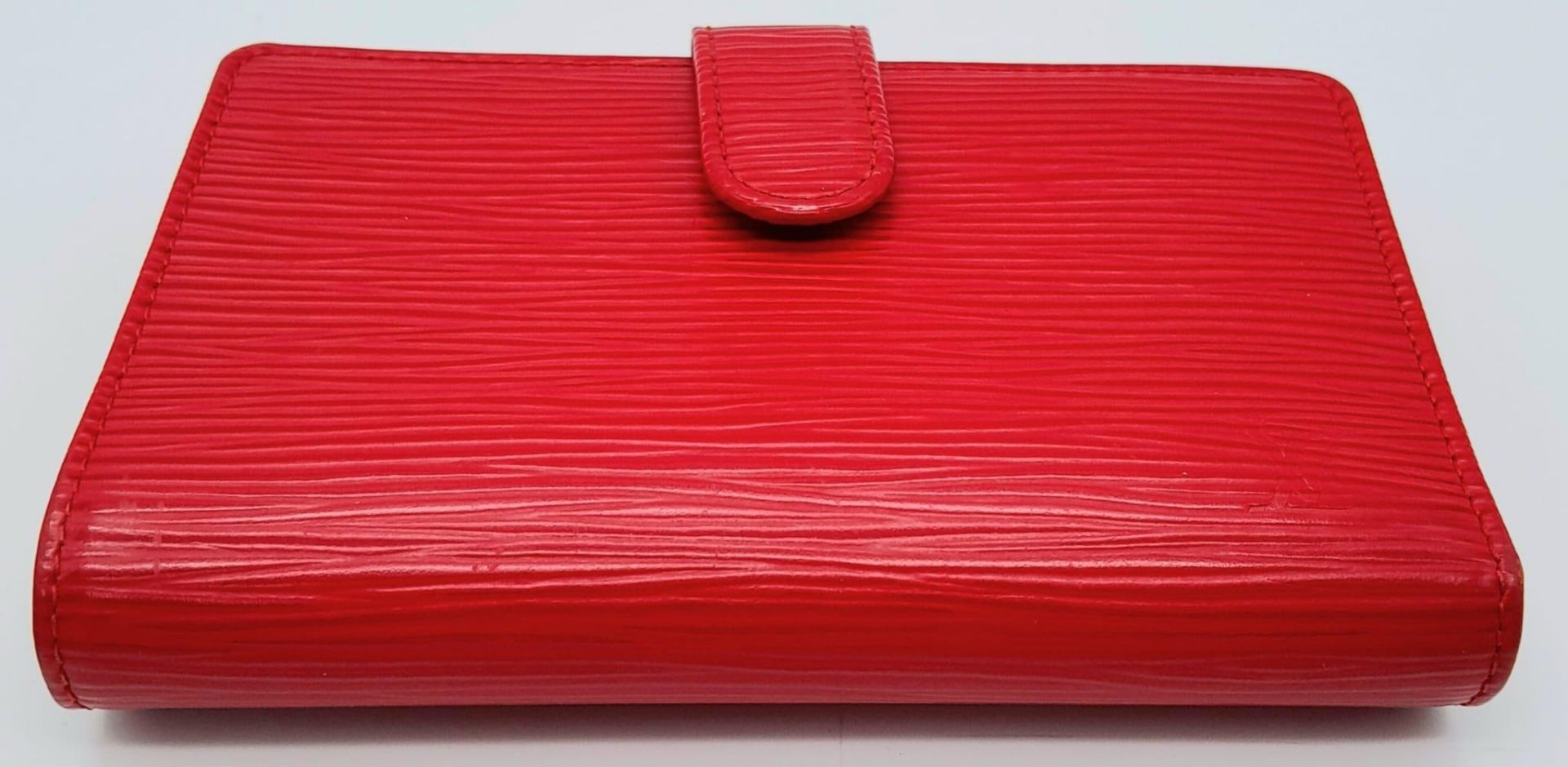 A Louis Vuitton Castillan Red Epi Leather French Purse Wallet. Epi Leather Exterior with the LV logo - Bild 2 aus 10