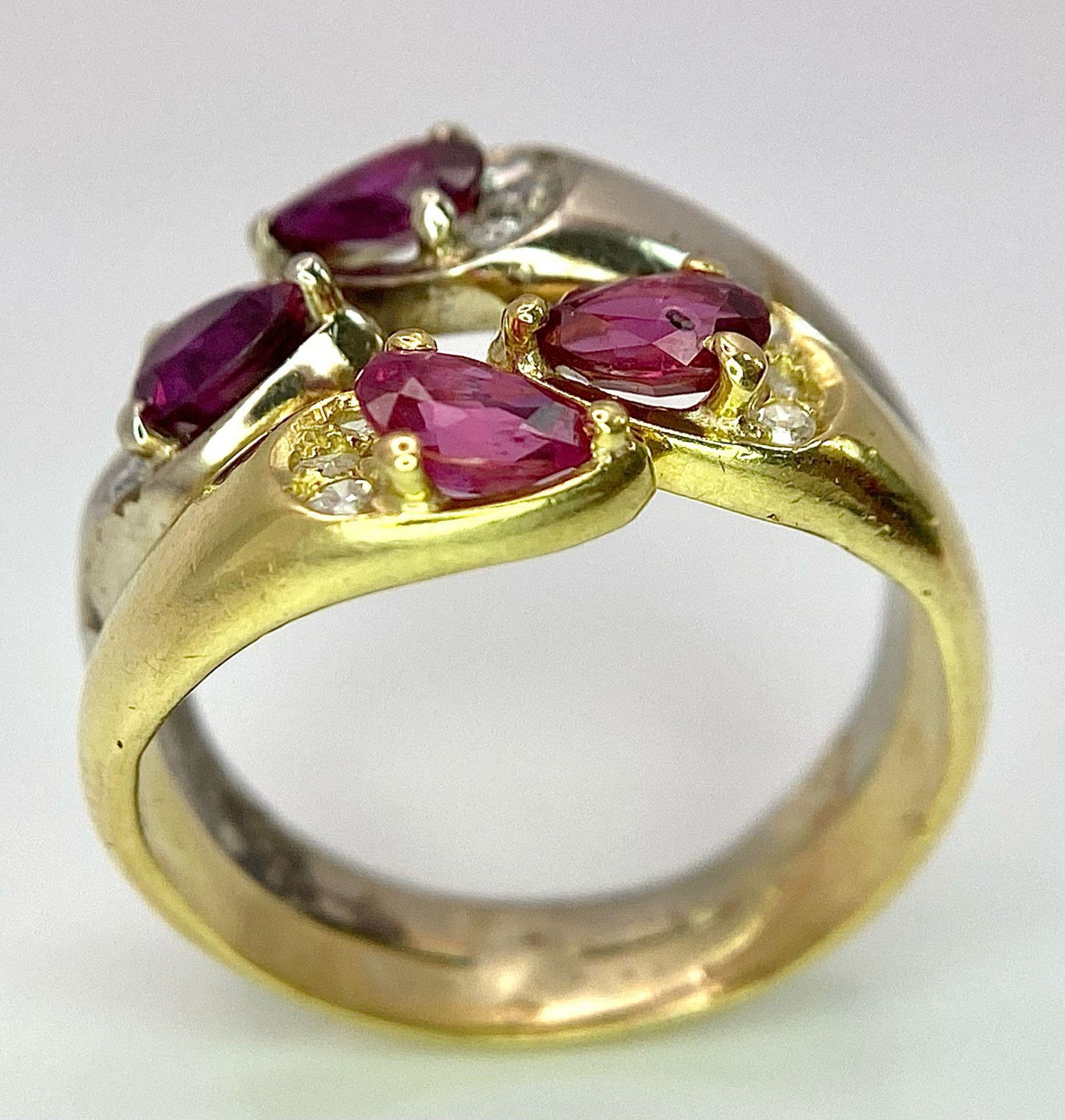 AN IMPRESSIVE 18K YELLOW AND WHITE GOLD SET WITH DIAMOND & RUBY DOUBLE BAND RING, APPROX 0.80CT TEAR - Bild 6 aus 7