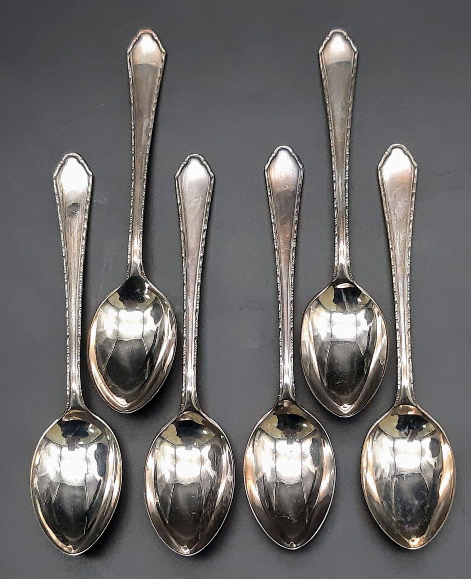 A collection of 6 antique sterling silver tea spoons. Full hallmark Birmingham, 1928. Total weight - Image 2 of 5