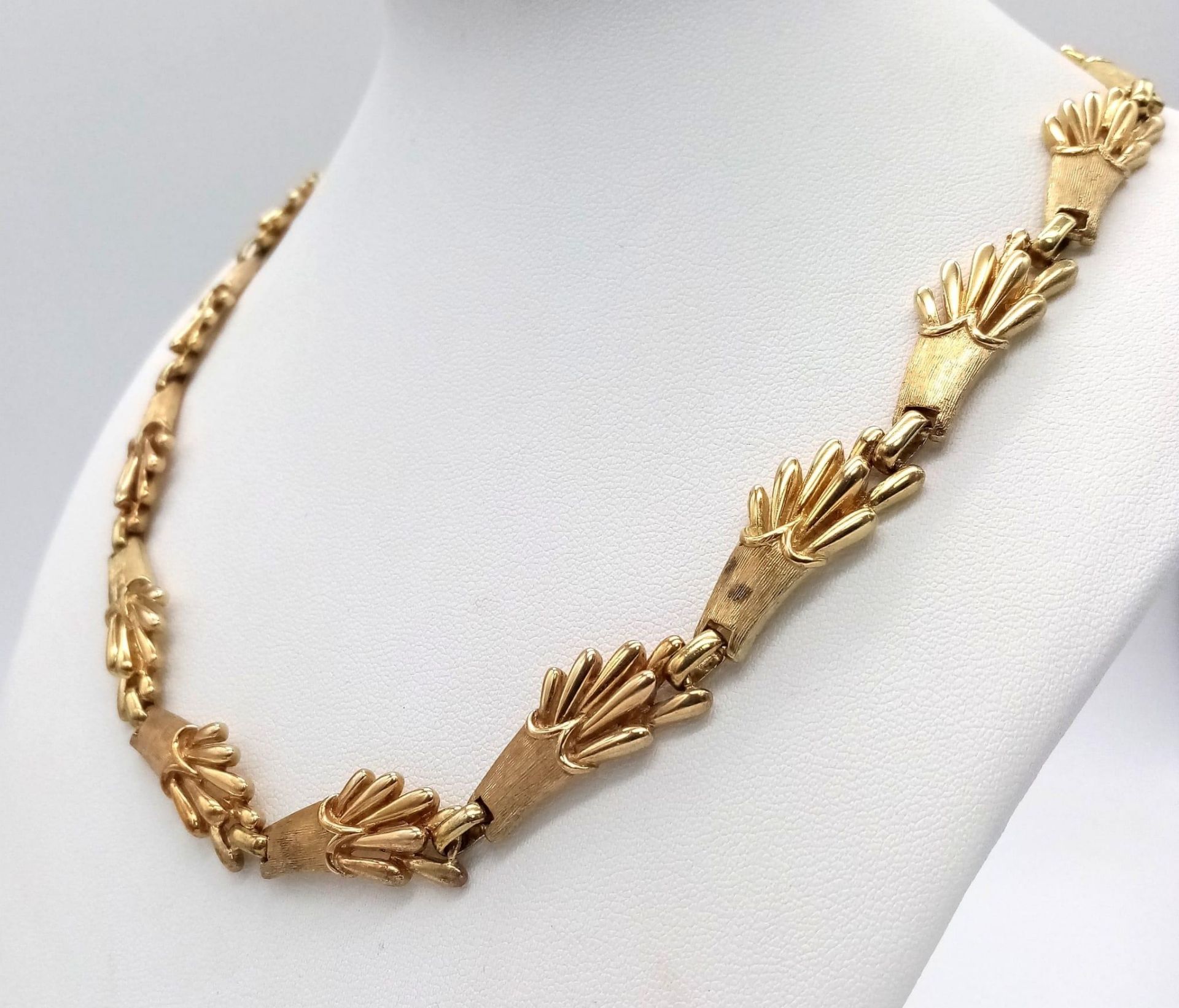 A Vintage 18K Yellow Gold Substantial Harvest-Burst Link Necklace. 44cm length. 66.37g weight. - Bild 2 aus 5