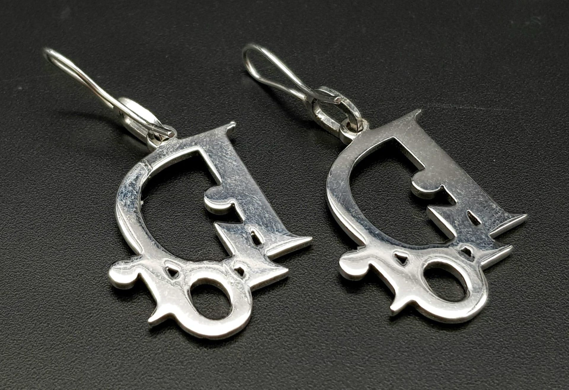 A Pair of Christian Dior White Enamel Earrings. Logo drop -3cm. Ref: 104270 - Bild 3 aus 3