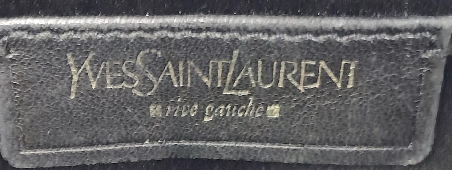 An Yves Saint Laurent Black Shoulder Bag. Leather exterior with patent leather details, gold-toned - Bild 6 aus 7