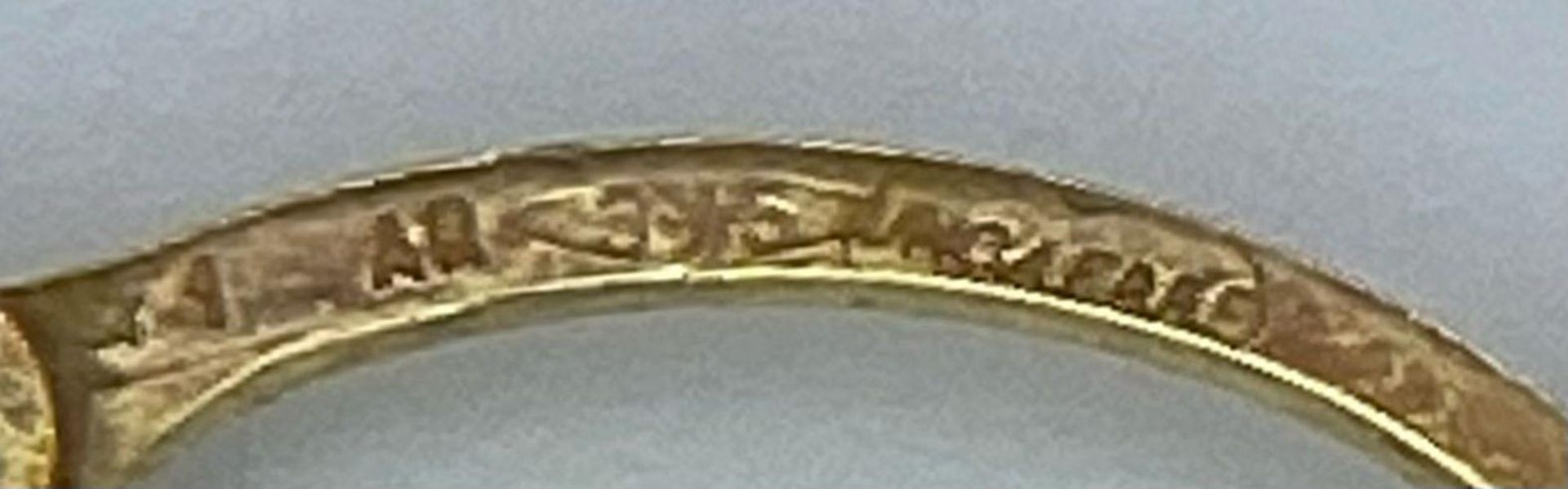 A Pair of 9K Bi-Colour Gold Oval Hoop Twist Earrings. 0.44g weight. - Bild 5 aus 5