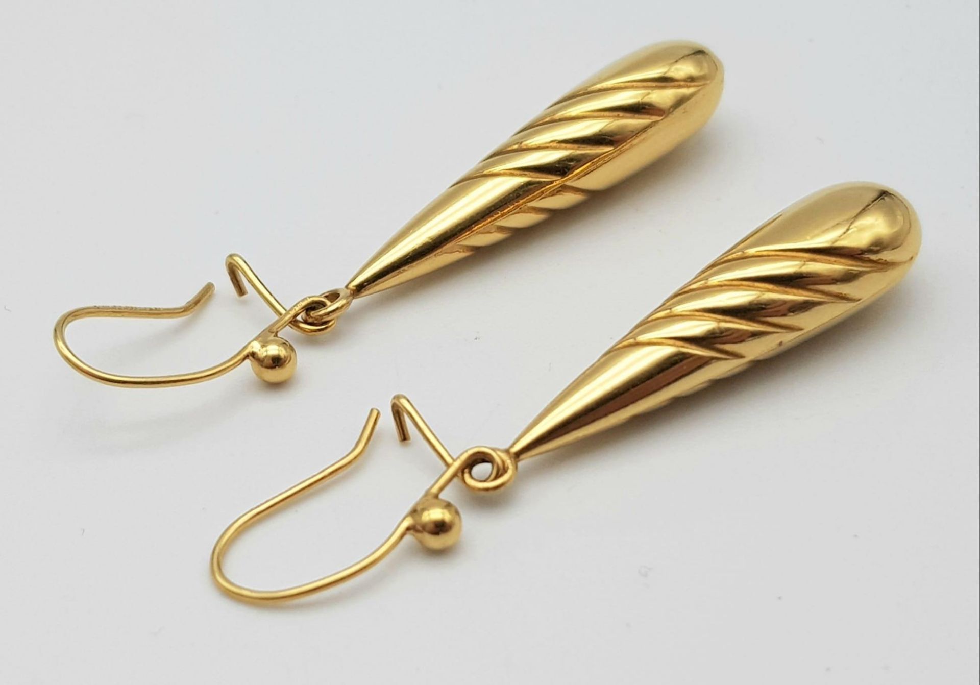 A Pair of 9k Yellow Gold Elongated Teardrop Earrings. 3cm drop. 2.33g weight. - Image 2 of 3