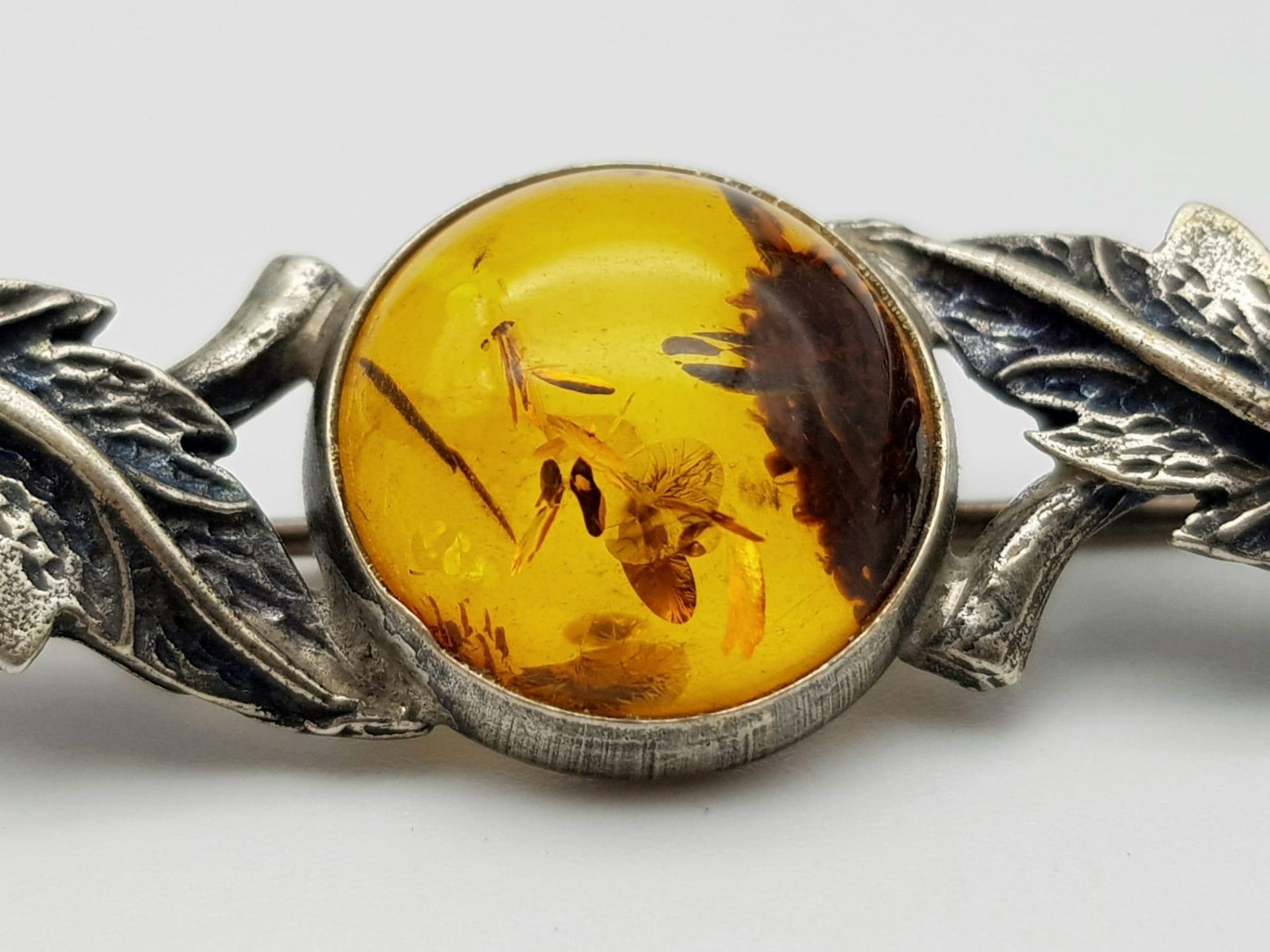 A STERLING SILVER AMBER SET BROOCH & PENDANT. TOTAL WEIGHT 8.4G - Image 2 of 7