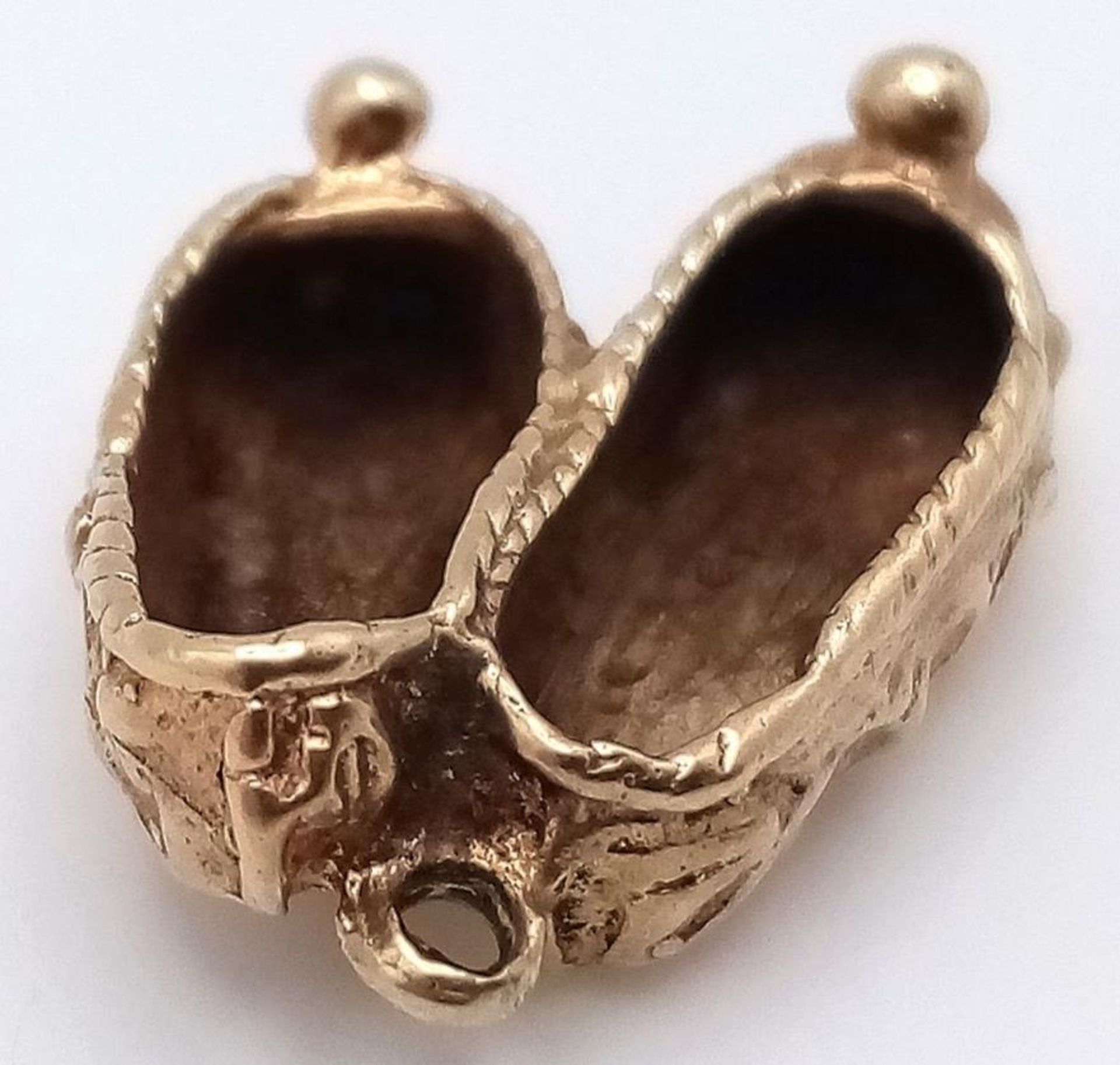 A Pair of 9K Yellow Gold Slippers Pendant/Charm. 22mm. 3.1g weight. - Bild 2 aus 3