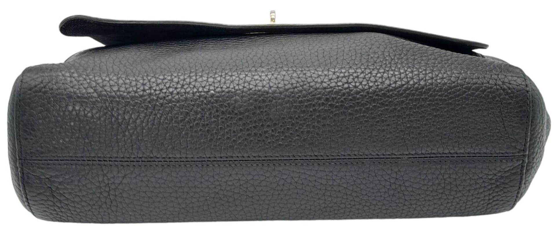 A Black Mulberry Lily Bag. With a Classic Grain Leather, Flap Over Design, Signature Postman Style - Bild 4 aus 10