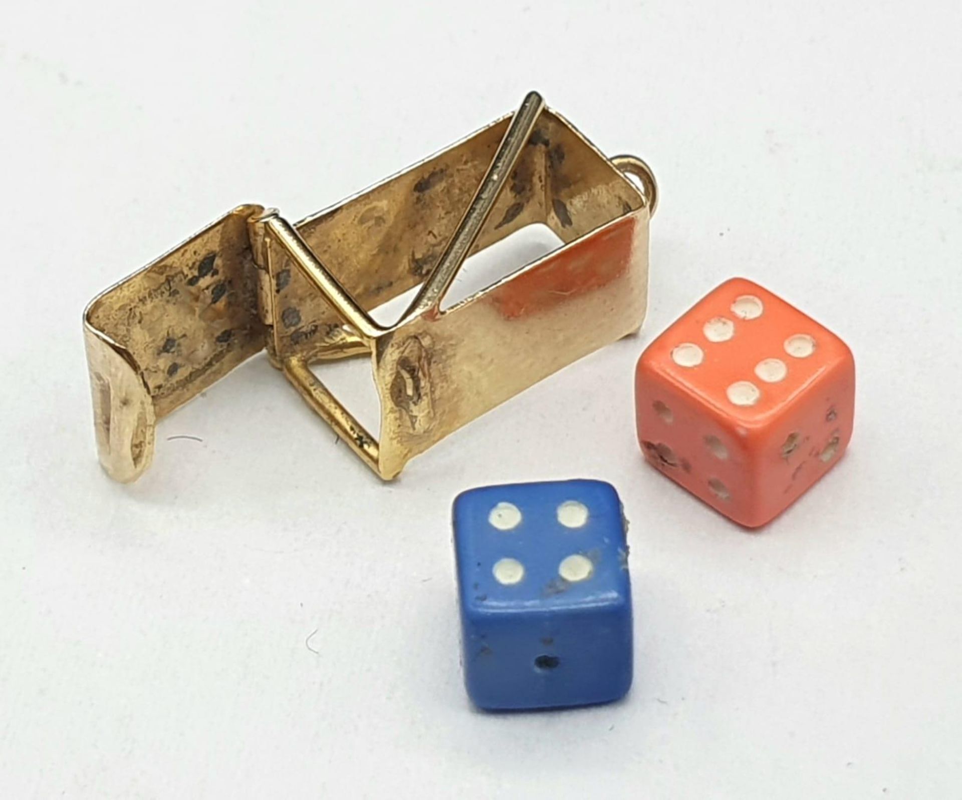 A 9K Yellow Gold Lucky Dice Case Pendant/Charm. 2cm. 1.65g total weight. - Image 3 of 5