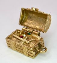 A 9K YELLOW GOLD PIRATE TREASURE CHESTCHARM WHICH OPENS TO REVEAL STONE SET CONTENTS. TOTAL WEIGHT