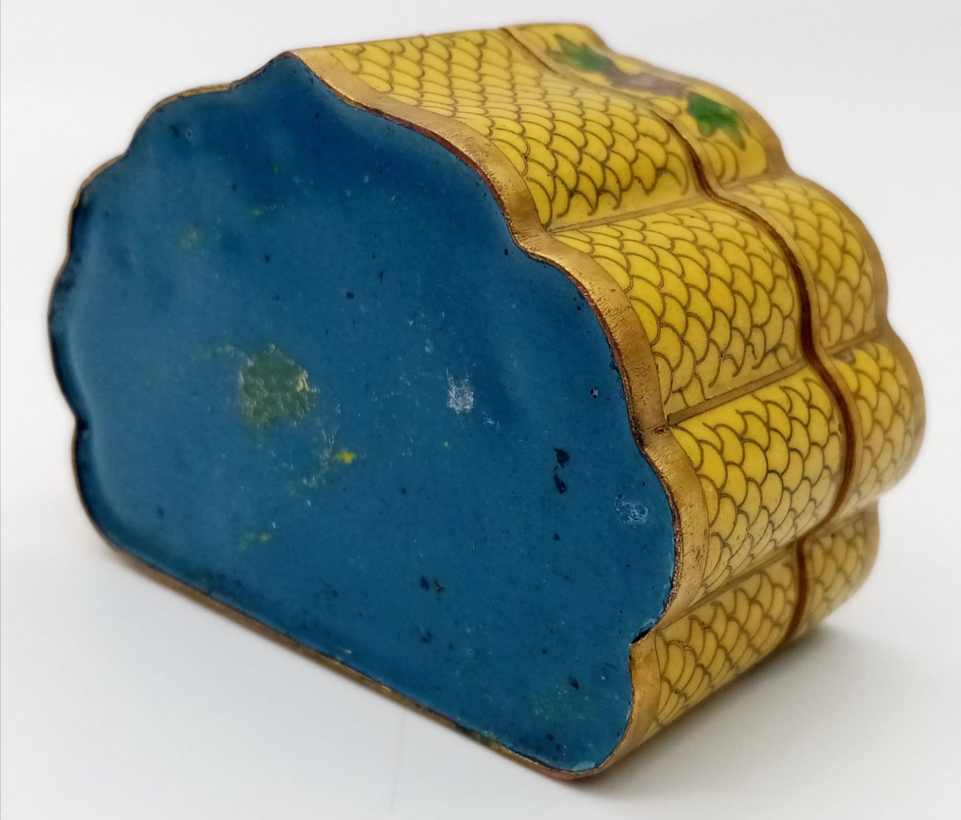 AN EXQUISITE EXAMPLE OF 19TH CENTURY CHINESE CLOISONNE WORK IN THE FORM OF A SMALL TRINKET BOX . - Image 5 of 6