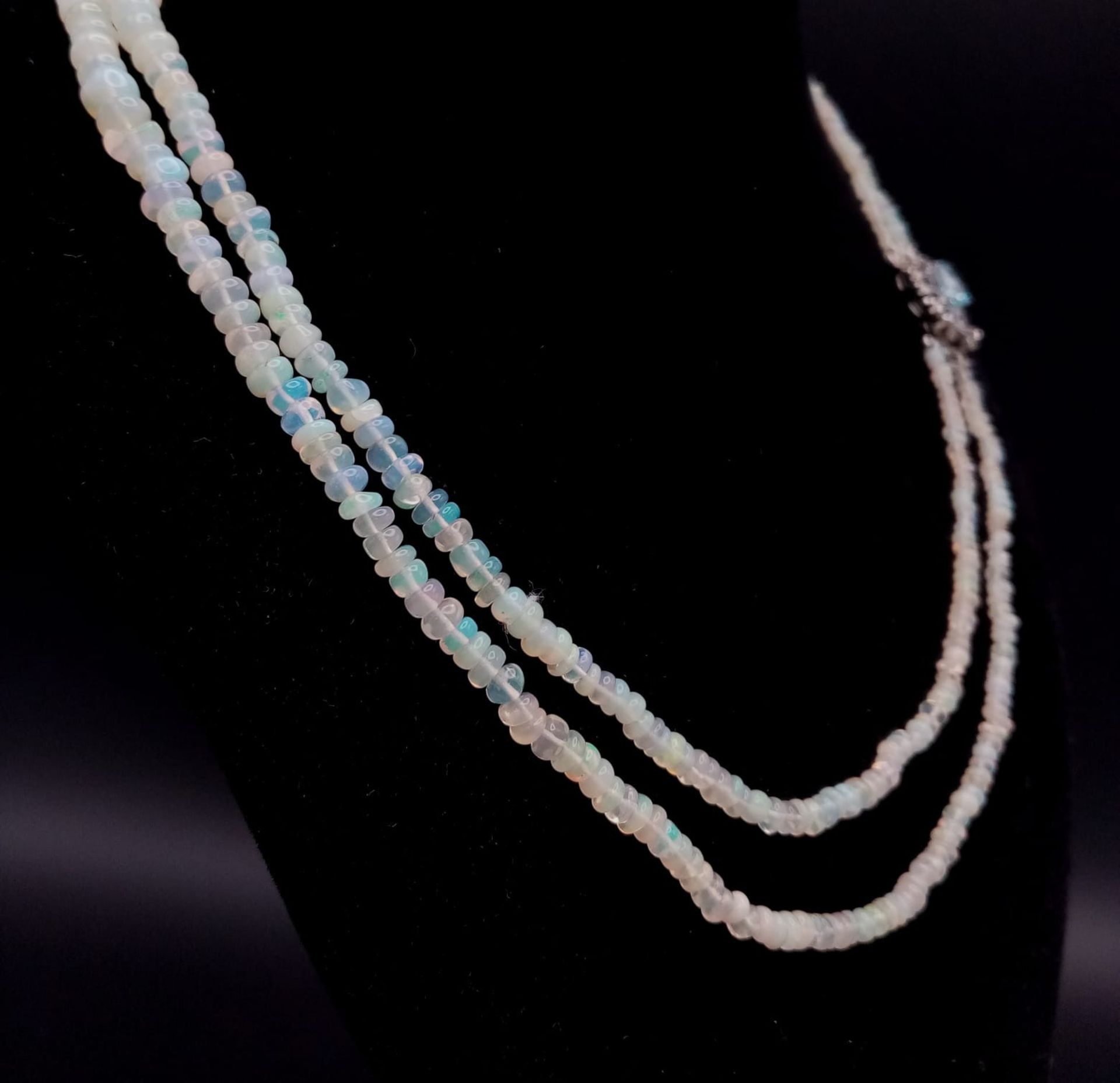 An Ethiopian Opal 2 Strand Necklace with an Aquamarine 925 Silver Pendant Clasp. Small colour-play - Image 3 of 5