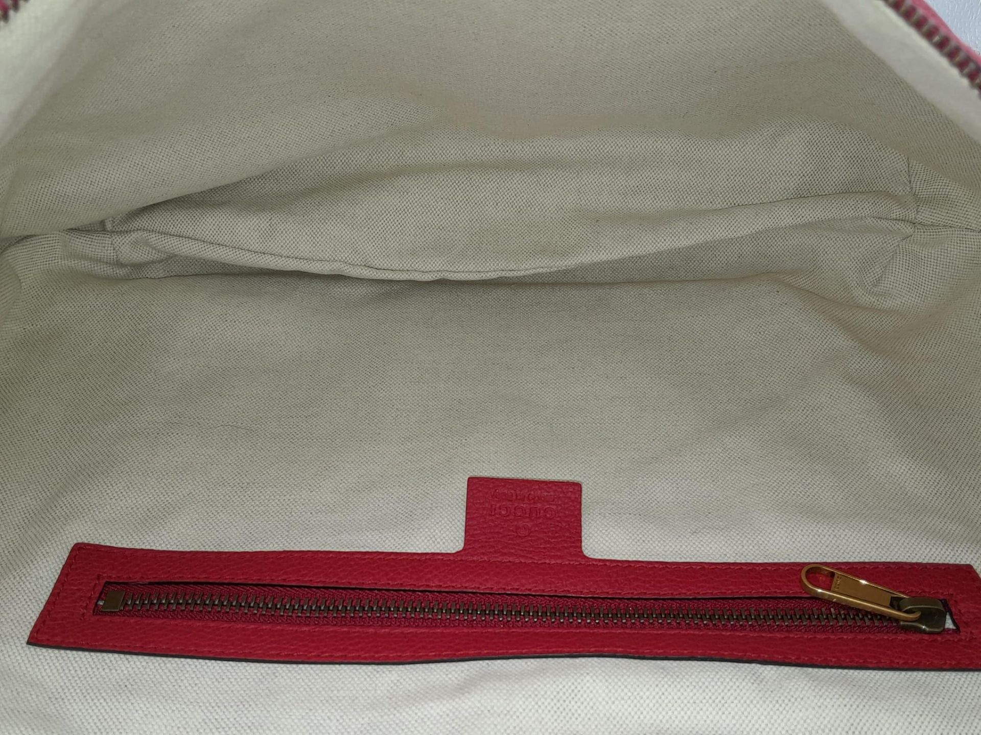 A Gucci Red Logo Shoulder Bag. Leather exterior with gold-toned hardware, adjustable strap and - Image 5 of 9
