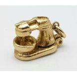 A 9K YELLOW GOLD FOOD MIXER CHARM WITH MOVING PARTS 4G , approx 17mm x 10mm SC 4046