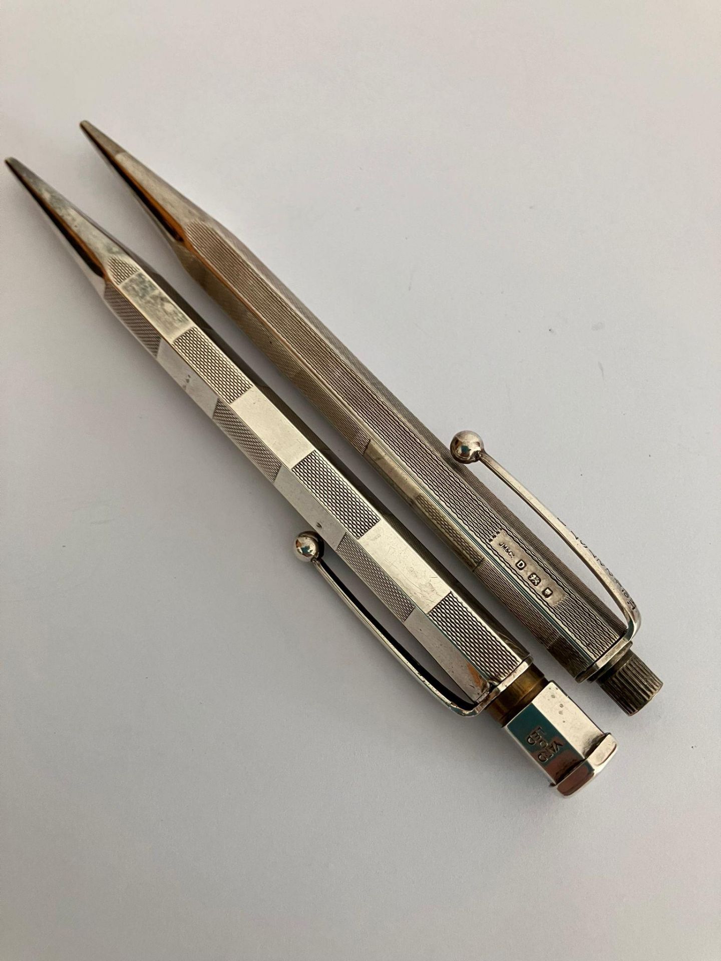 2 x Vintage SILVER PROPELLING PENCILS. To include a Hallmarked Johnson Matthey 1939. Together with a - Bild 4 aus 4