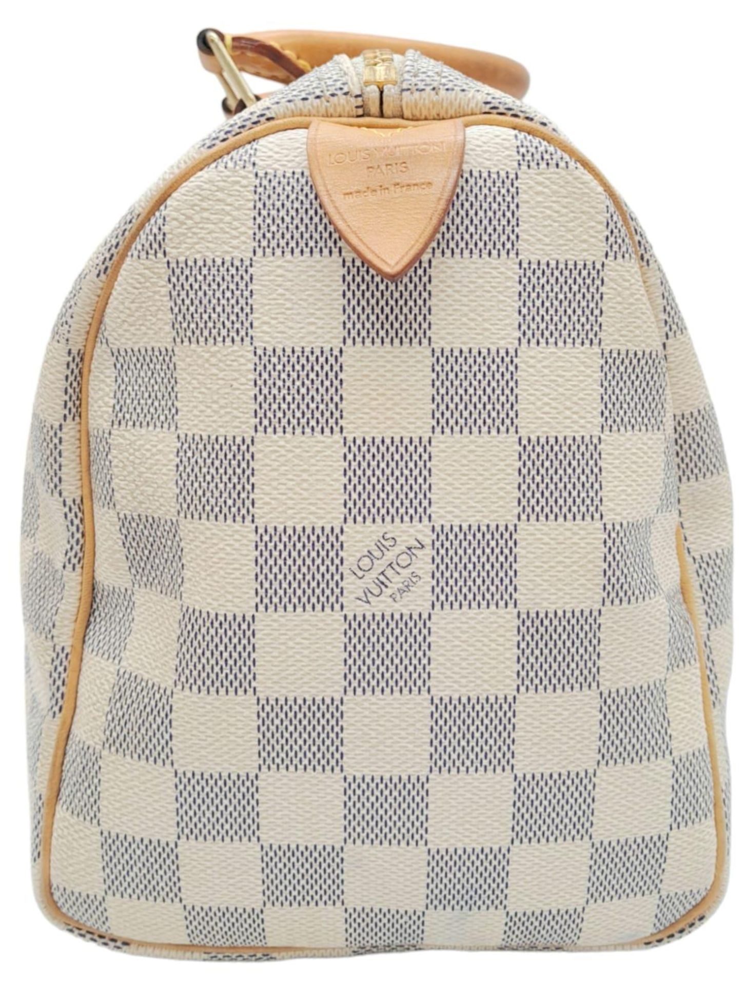 A Louis Vuitton White Canvas Damier Azur Speedy Handbag. Leather exterior, Rolled leather handles, a - Bild 3 aus 7