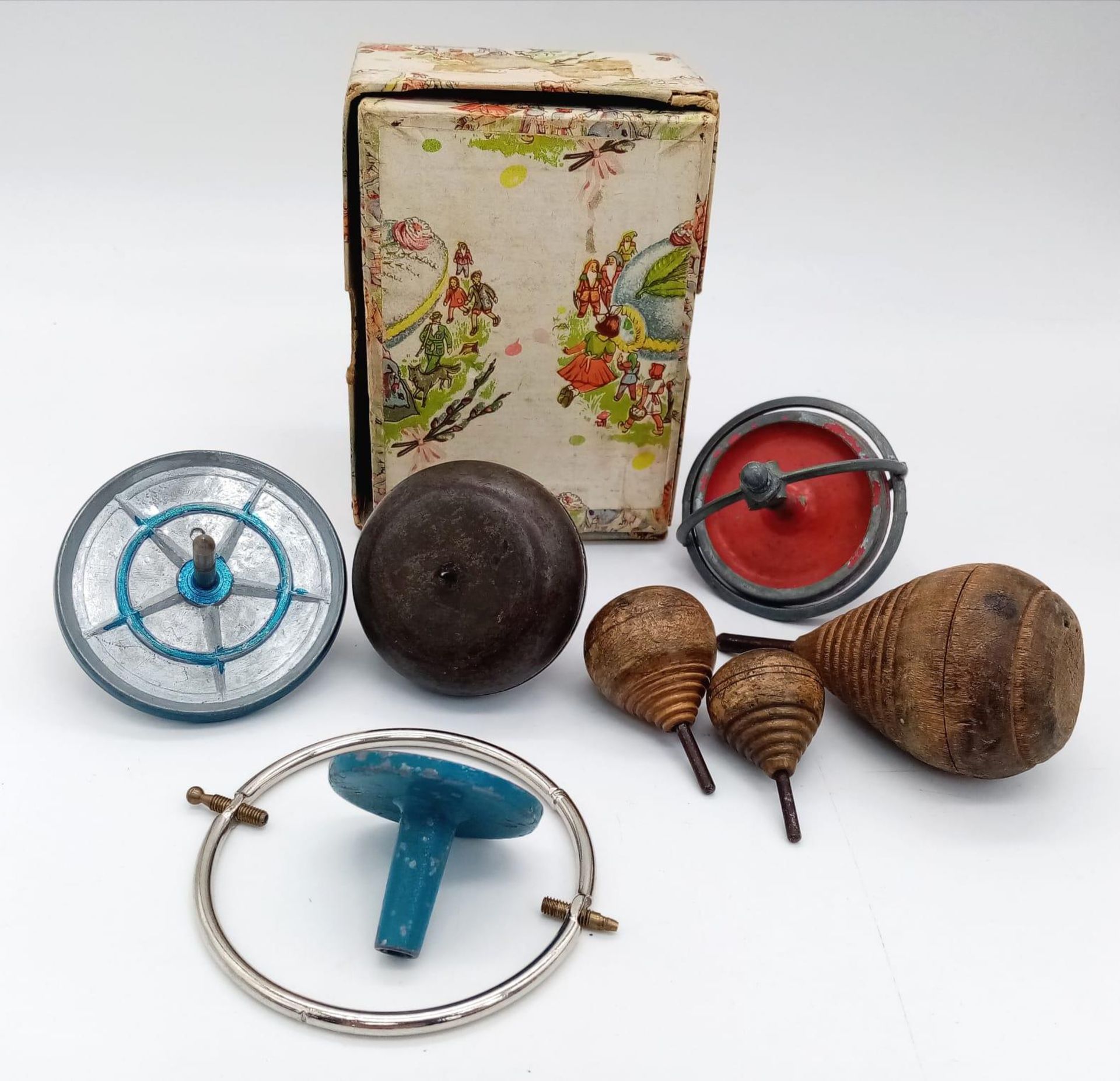 A collection of six vintage spinning tops. There are three wooden ones, one brass one and two - Bild 2 aus 2