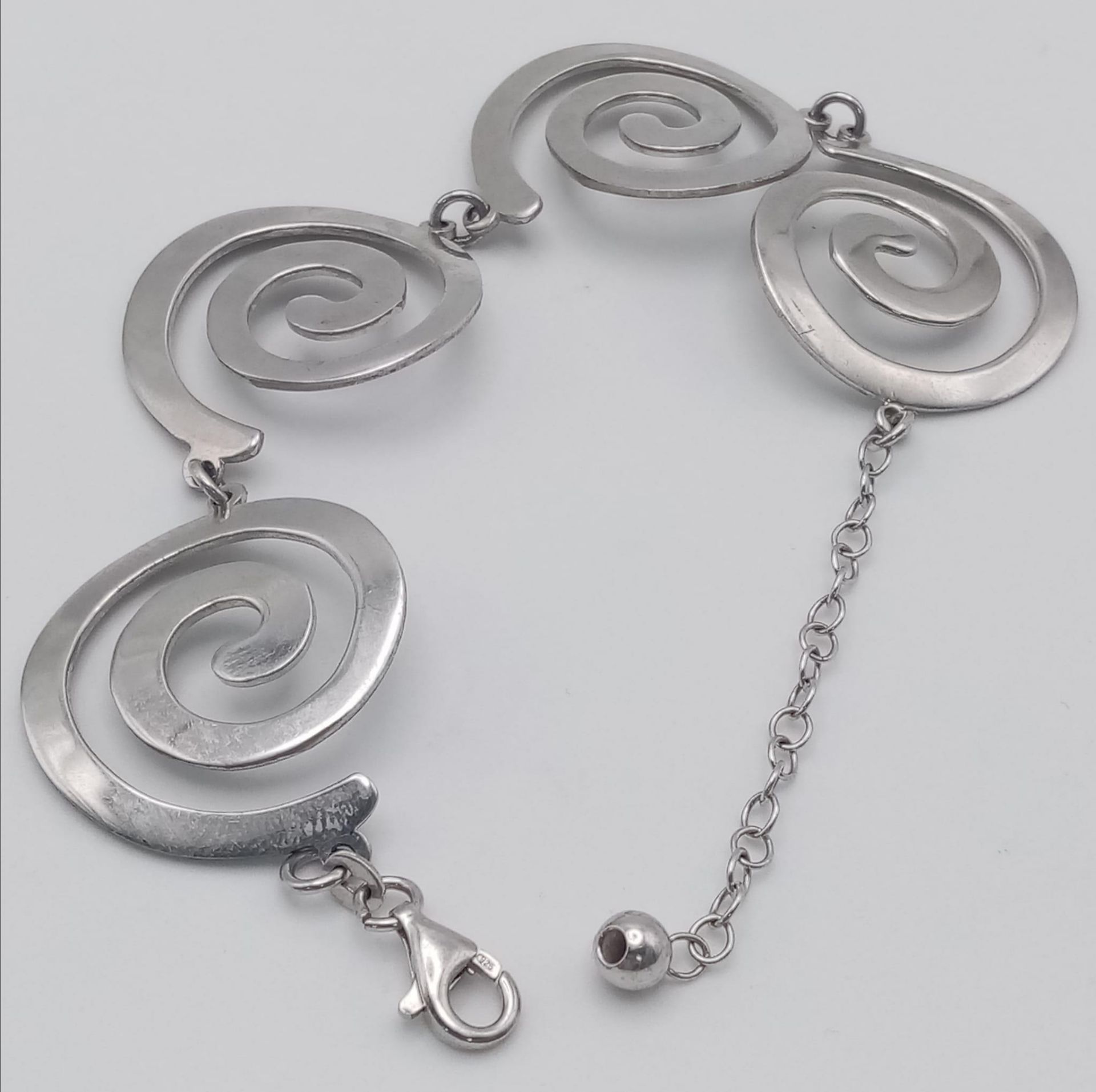 A stylist 925 silver spiral link bracelet. Total weight 17.8G. Total length 21cm. - Image 3 of 5