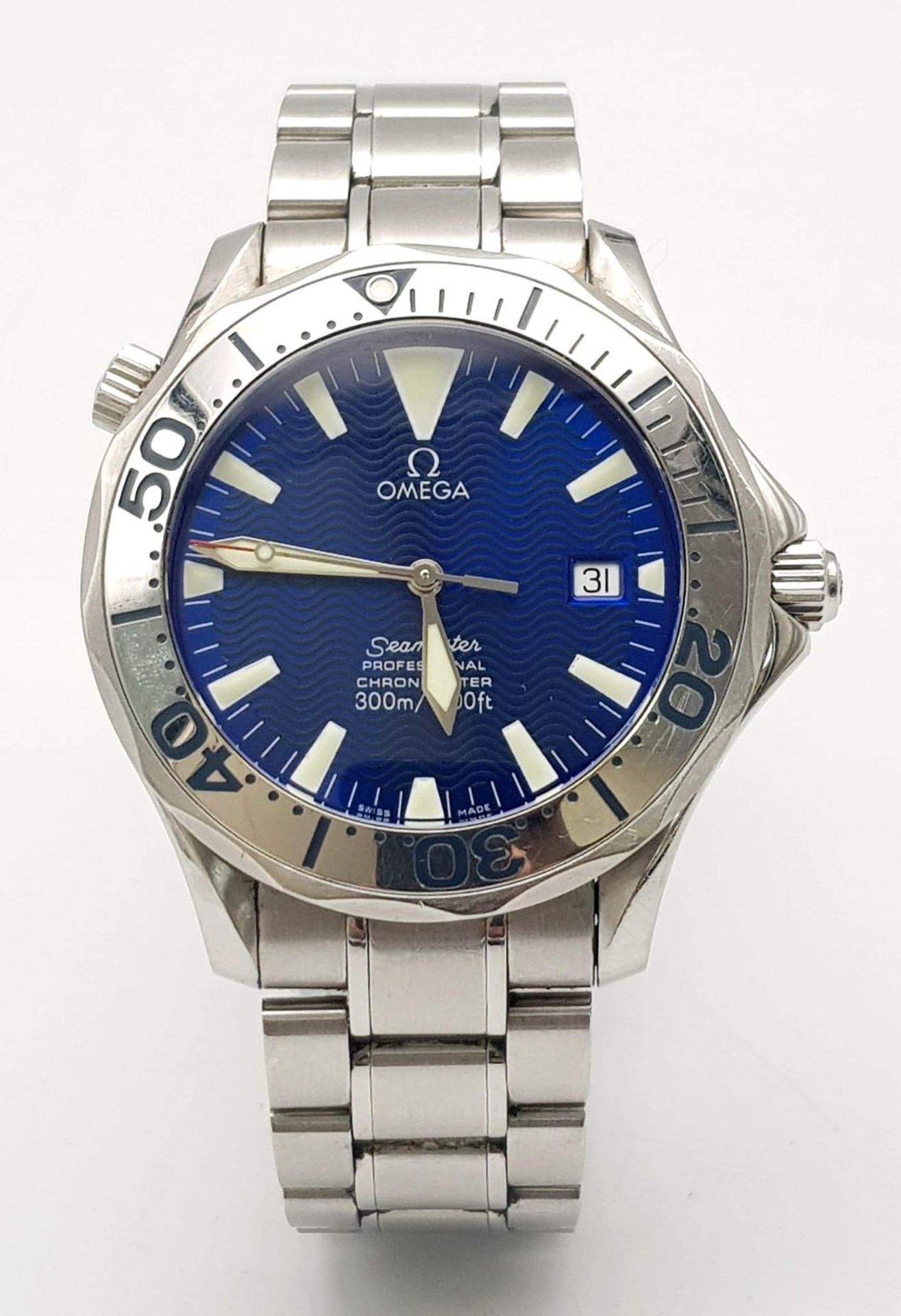 A Stylish Omega Seamaster Professional 300M Gents Watch. Stainless steel bracelet and case - 41mm.