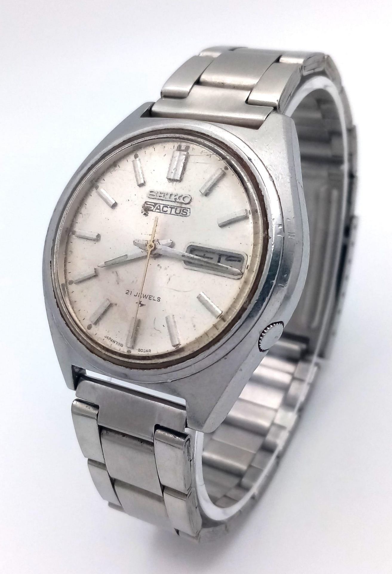 A Vintage Seiko 5 Actus Gents Watch. Stainless steel bracelet and case - 38mm. Aged dial with day/