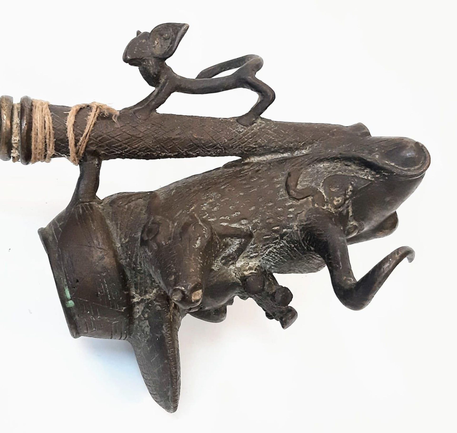 An Antique Bronze Two-Piece Pipe. Gothic, almost Satanic Decorative Base. 66cm length. - Bild 3 aus 5