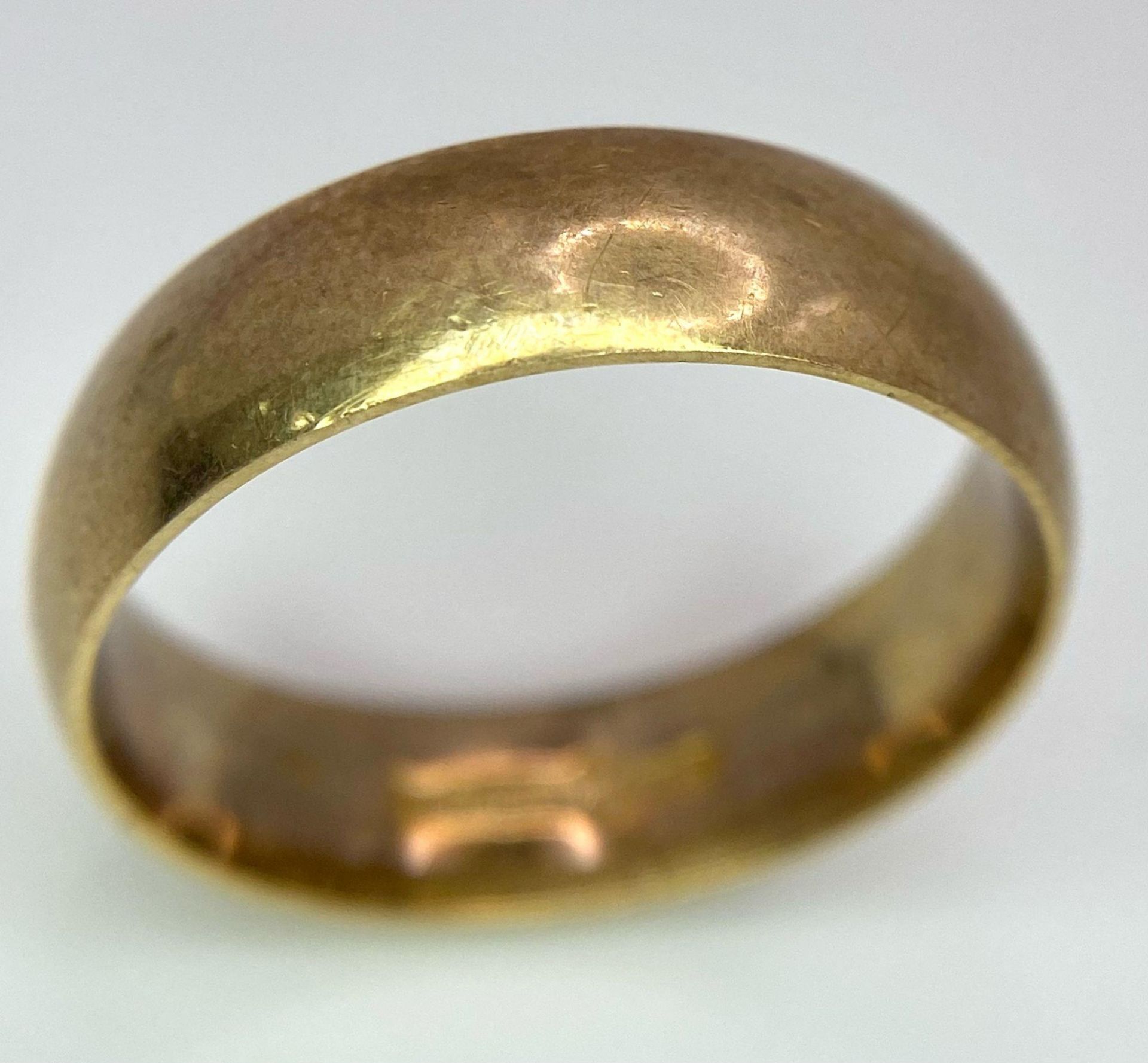 A Vintage 9K Yellow Gold Band Ring. 6mm width. Size T. 5.05g weight. Full UK hallmarks. - Image 3 of 5