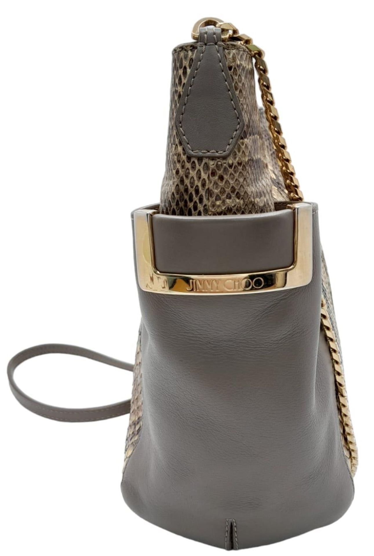 A Jimmy Choo Taupe Snakeskin Crossbody Bag. Snakeskin and leather exterior with gold-toned hardware, - Bild 2 aus 7