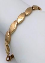 A 9K Yellow Gold Oval Link Bracelet. 18cm length. 6.76g weight.