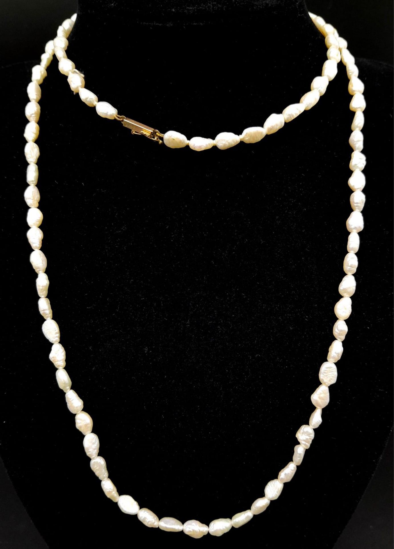 A Vintage Rice Pearl Necklace with a 9K Gold Clasp. 74cm.