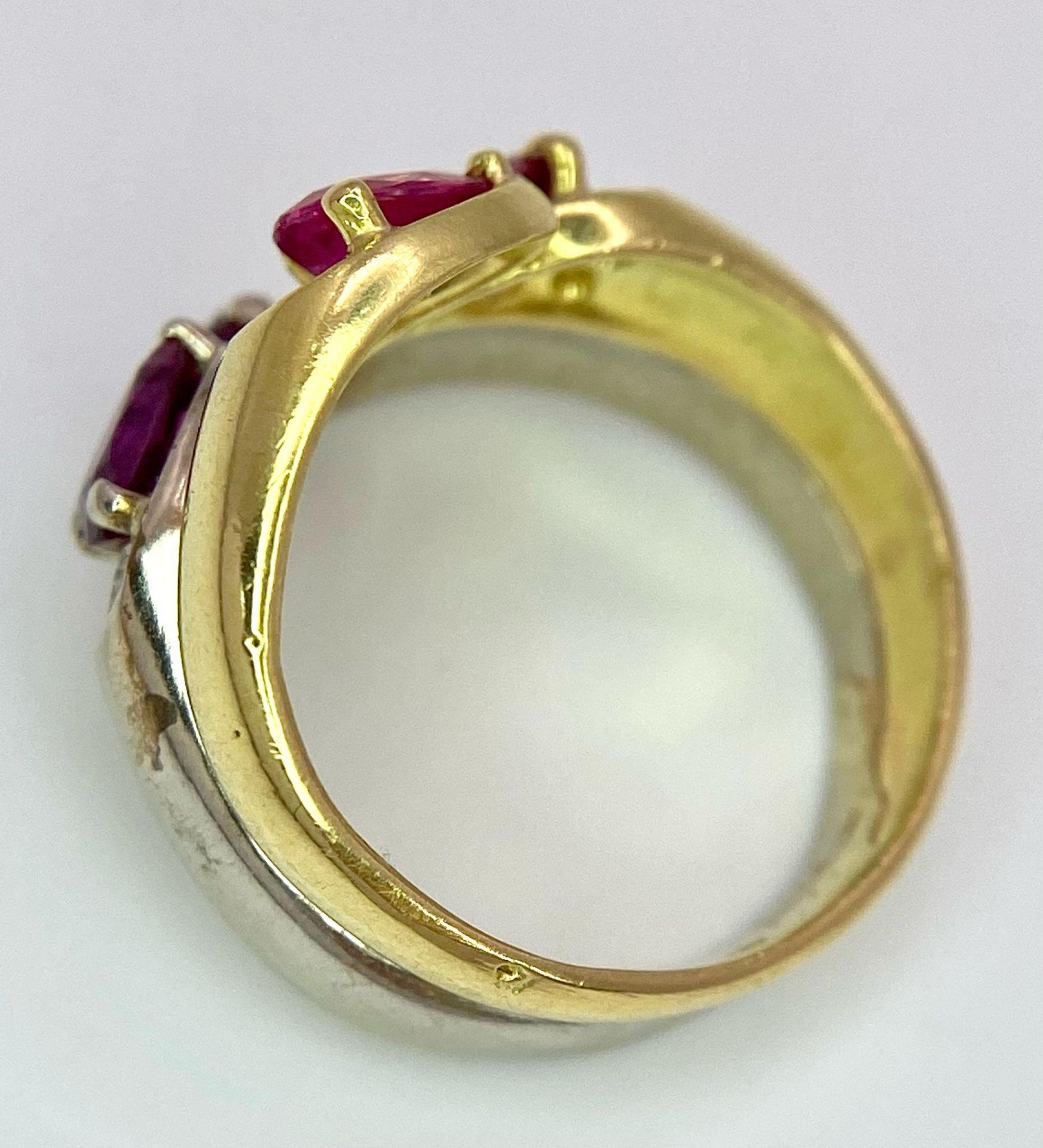 AN IMPRESSIVE 18K YELLOW AND WHITE GOLD SET WITH DIAMOND & RUBY DOUBLE BAND RING, APPROX 0.80CT TEAR - Bild 7 aus 7