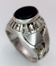 A Vintage Men’s American Football Hallmarked Silver Onyx Ring Size X. Ring is set with a 1.1cm