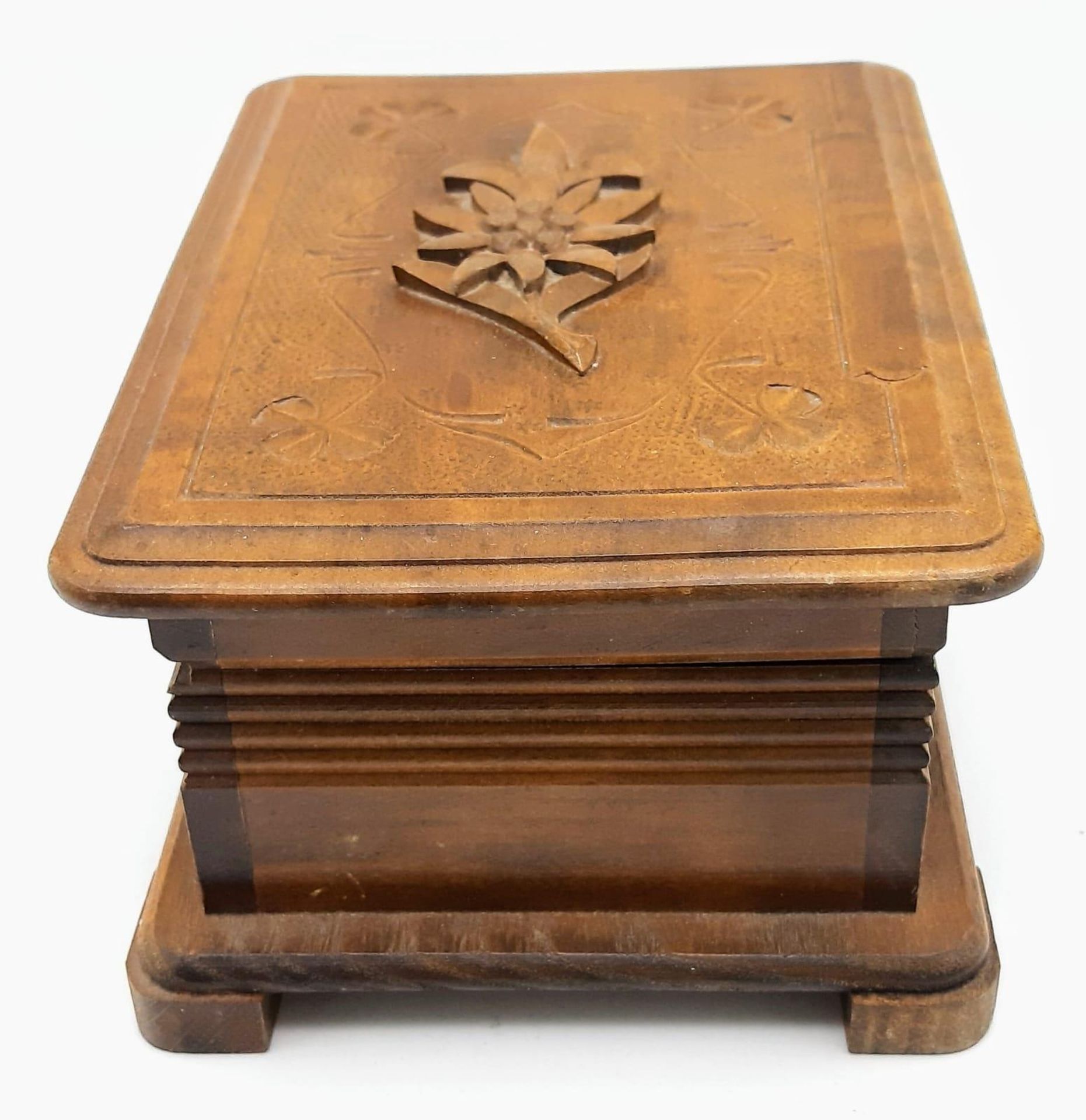 A Vintage Musical Decorative Wooden Trinket Box. Winder on base. In working order. 14cm x 10cm. - Image 3 of 6