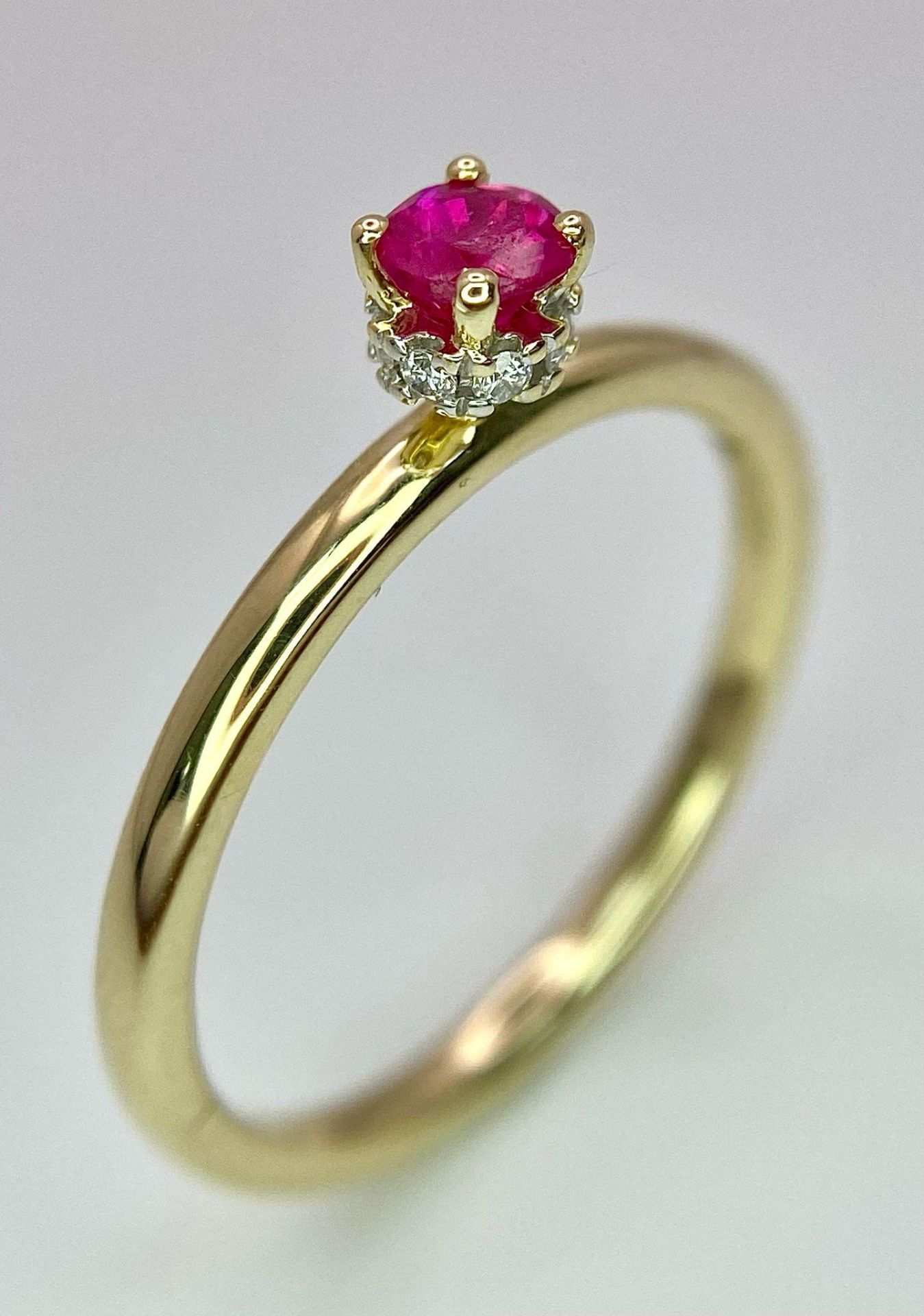 A 9K YELLOW GOLD 4 CLAW RUBY SET SOLITAIRE RING WITH DIAMOND SET HIDDEN HALO 0.27CT RUBY 2.1G SIZE O - Image 4 of 7