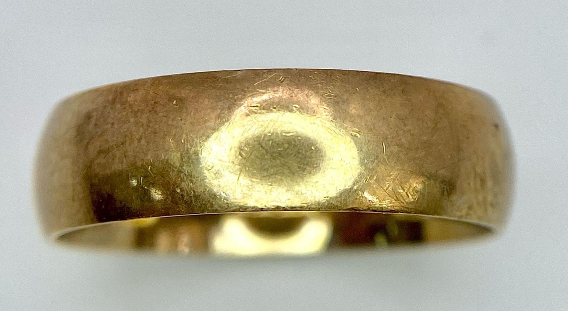 A Vintage 9K Yellow Gold Band Ring. 6mm width. Size T. 5.05g weight. Full UK hallmarks. - Image 2 of 5