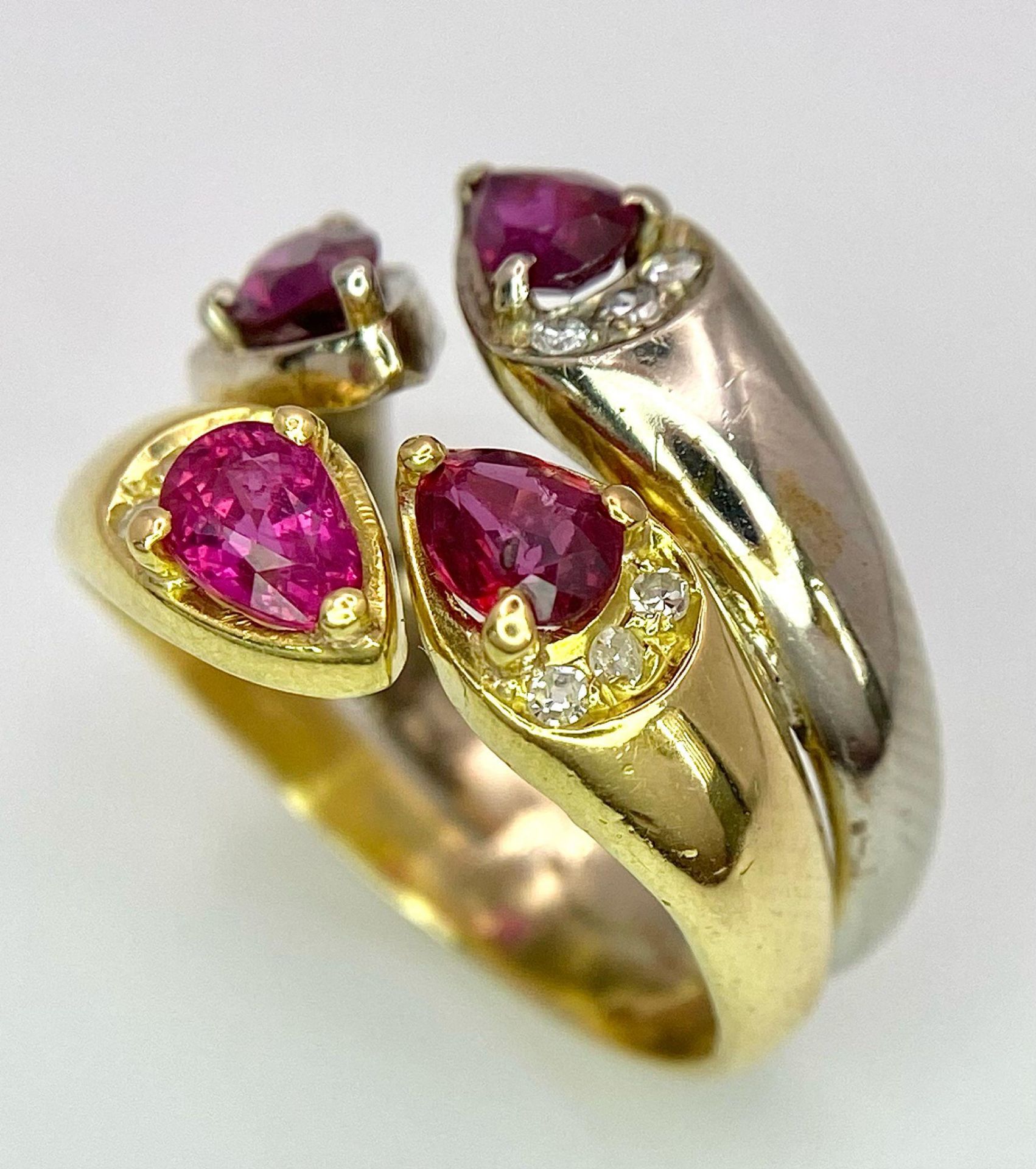 AN IMPRESSIVE 18K YELLOW AND WHITE GOLD SET WITH DIAMOND & RUBY DOUBLE BAND RING, APPROX 0.80CT TEAR - Bild 3 aus 7