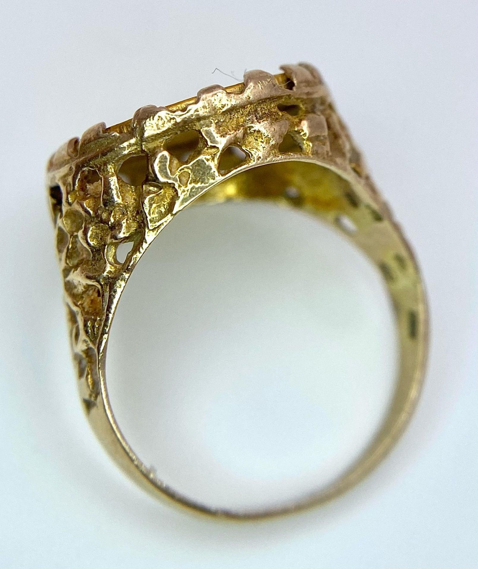 A DOS PESOS 22K GOLD COIN MOUNTED IN A 9K GOLD RING, APPROX 4.4gms IN TOTAL . size K - Image 3 of 5