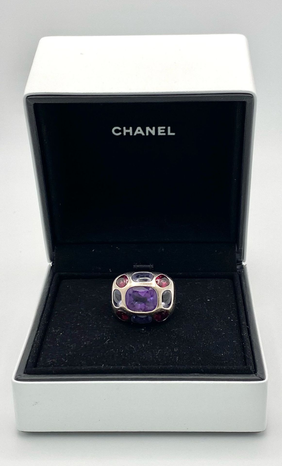 A Chanel Designer 18K White Gold and Amethyst and Garnet Ring. Rectangular cut central amethyst with - Image 12 of 13