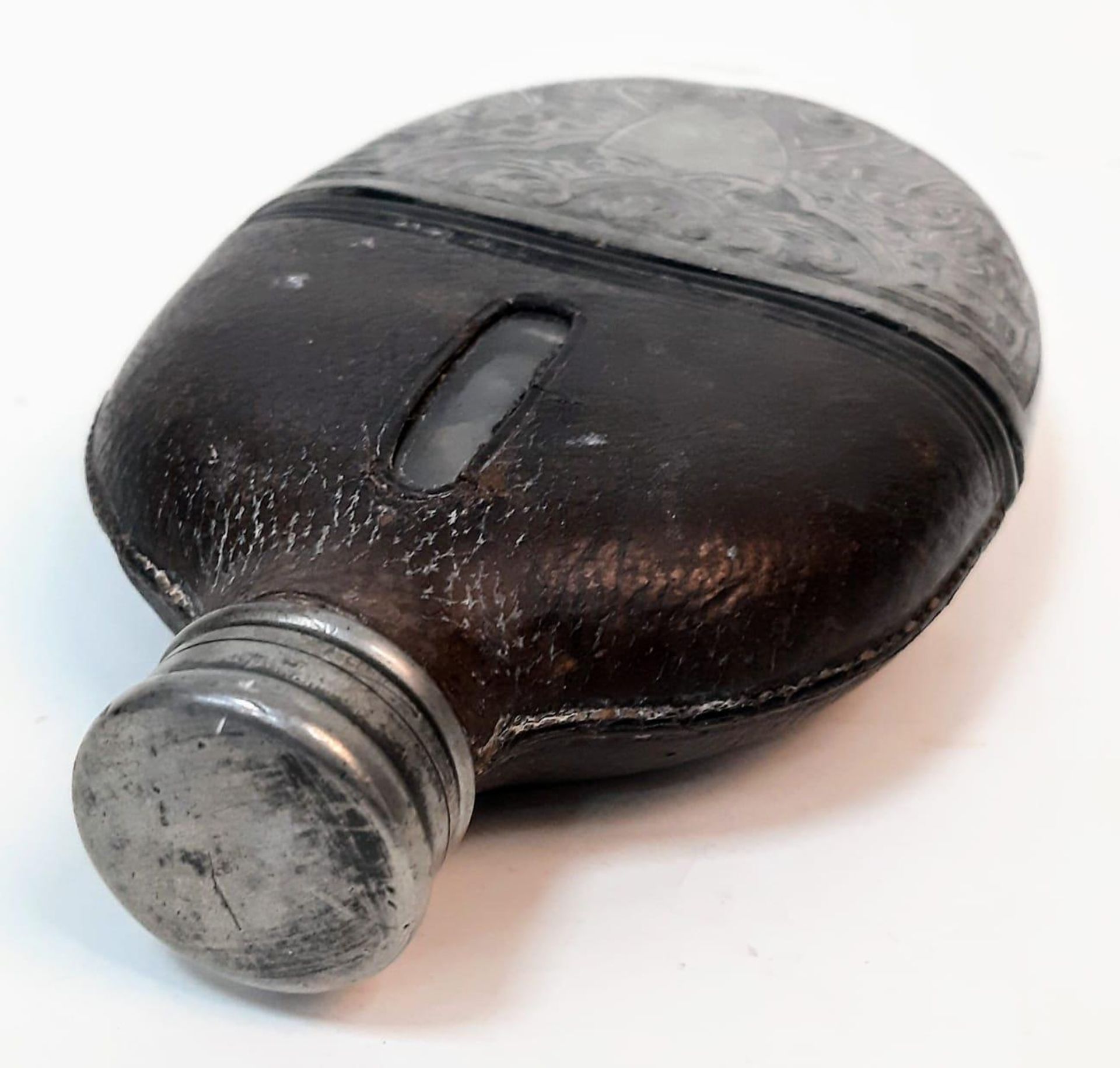 AN ANTIQUE HIP FLASK WITH REMOVABLE CUP REVEALING A GLASS BOTTOM AND HAVING LEATHER SHOULDERS AND - Image 5 of 7