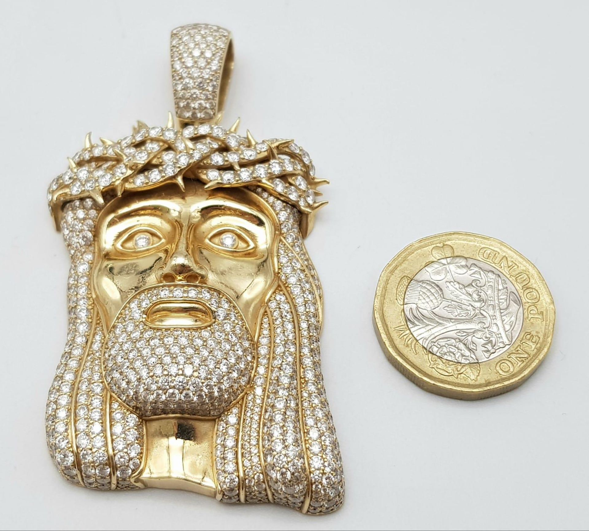 An 18K Yellow Gold Jesus Encrusted Diamond Pendant. Beautifully crafted with 7ctw of bright white - Bild 5 aus 7