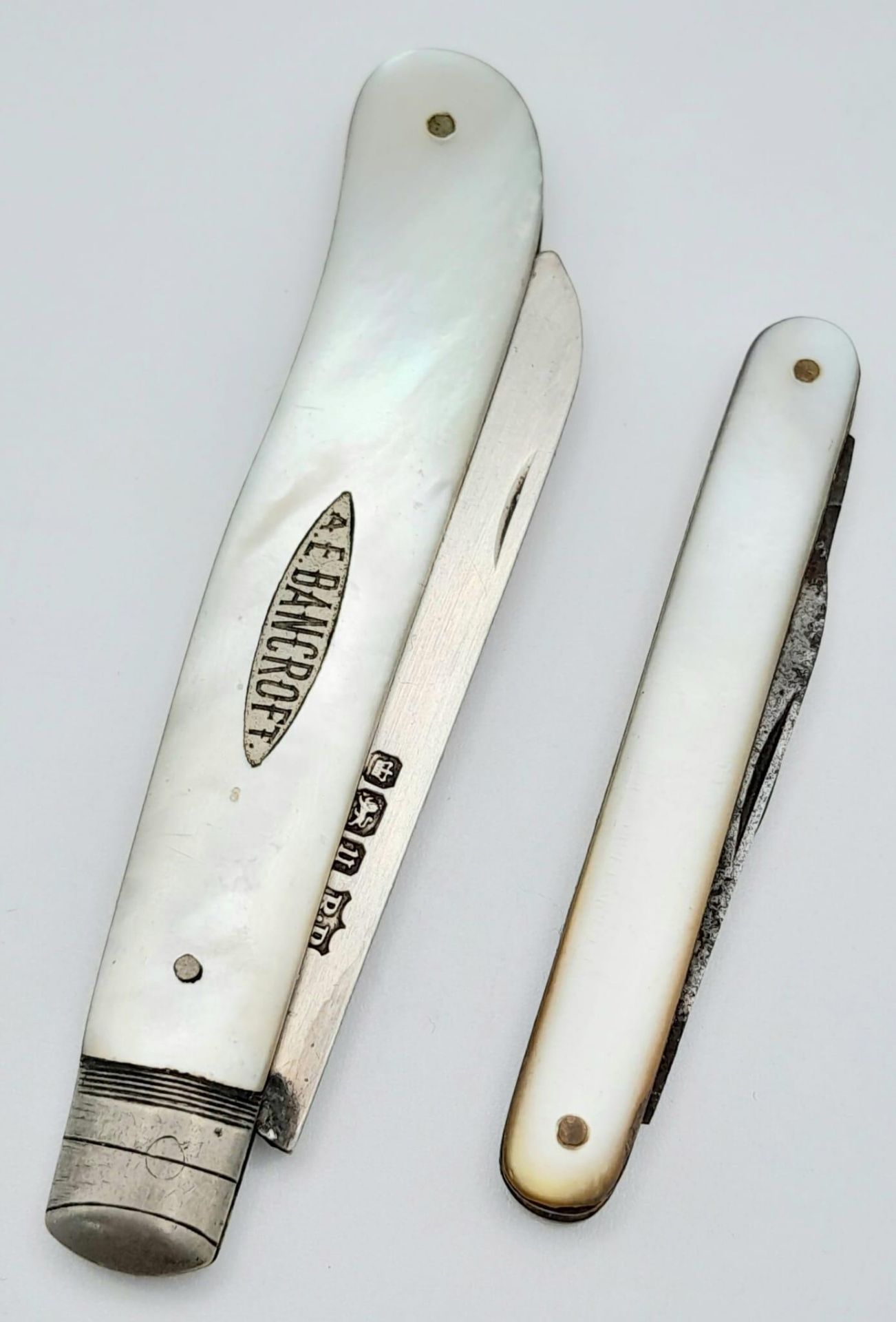 A Parcel of Two Antique Knives Comprising; An Antique Hallmarked 1912/3 Silver Pearl Handle - Bild 2 aus 6