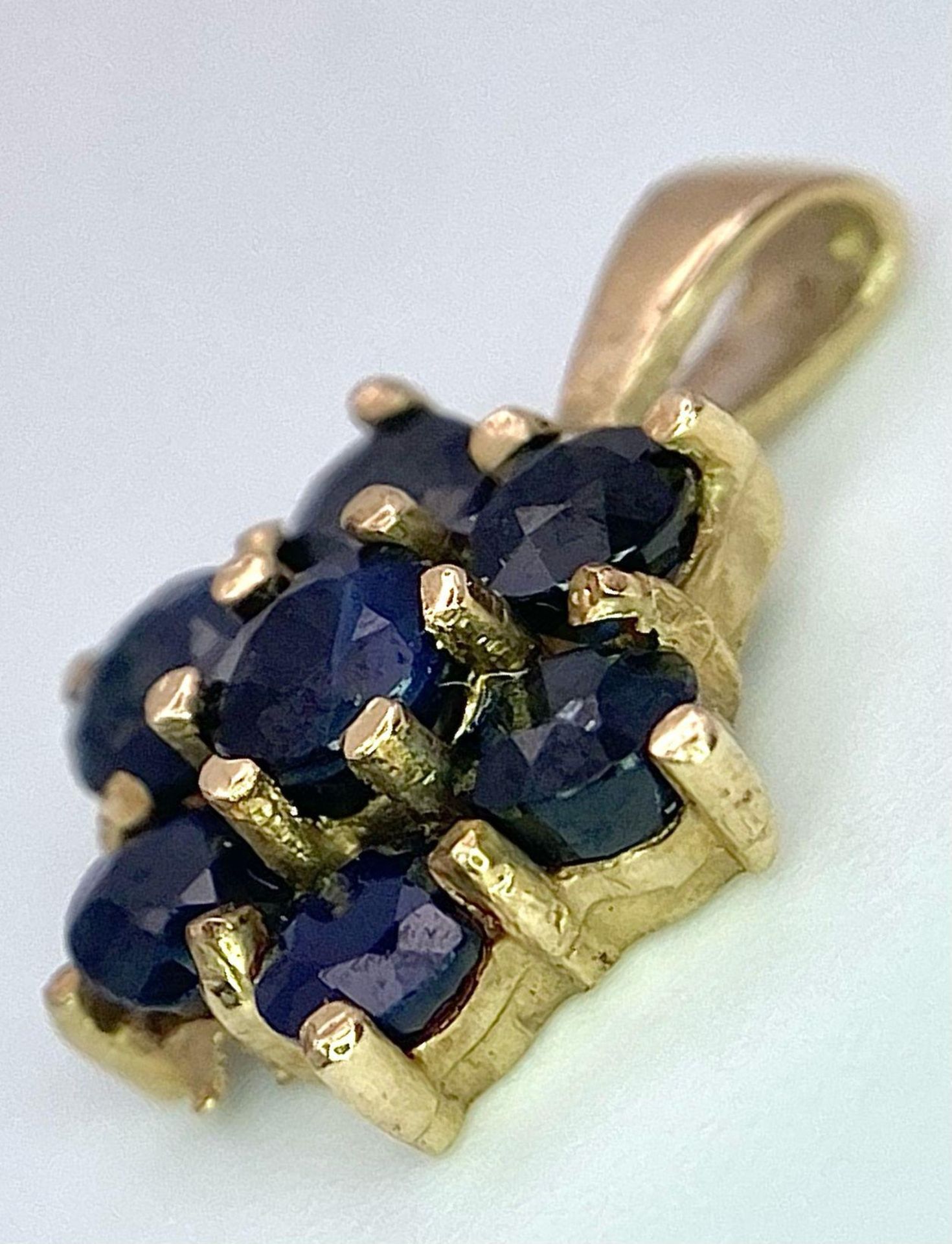 A 9K YELLOW GOLD BLUE STONE SET PENDANT. TOTAL WEIGHT 1.1G - Image 2 of 4