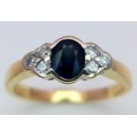 18K YELLOW GOLD DIAMOND & SAPPHIRE RING, APPROX 0.50CT OVAL SAPPHIRE CENTRE AND 0.15CT DIAMONDS,