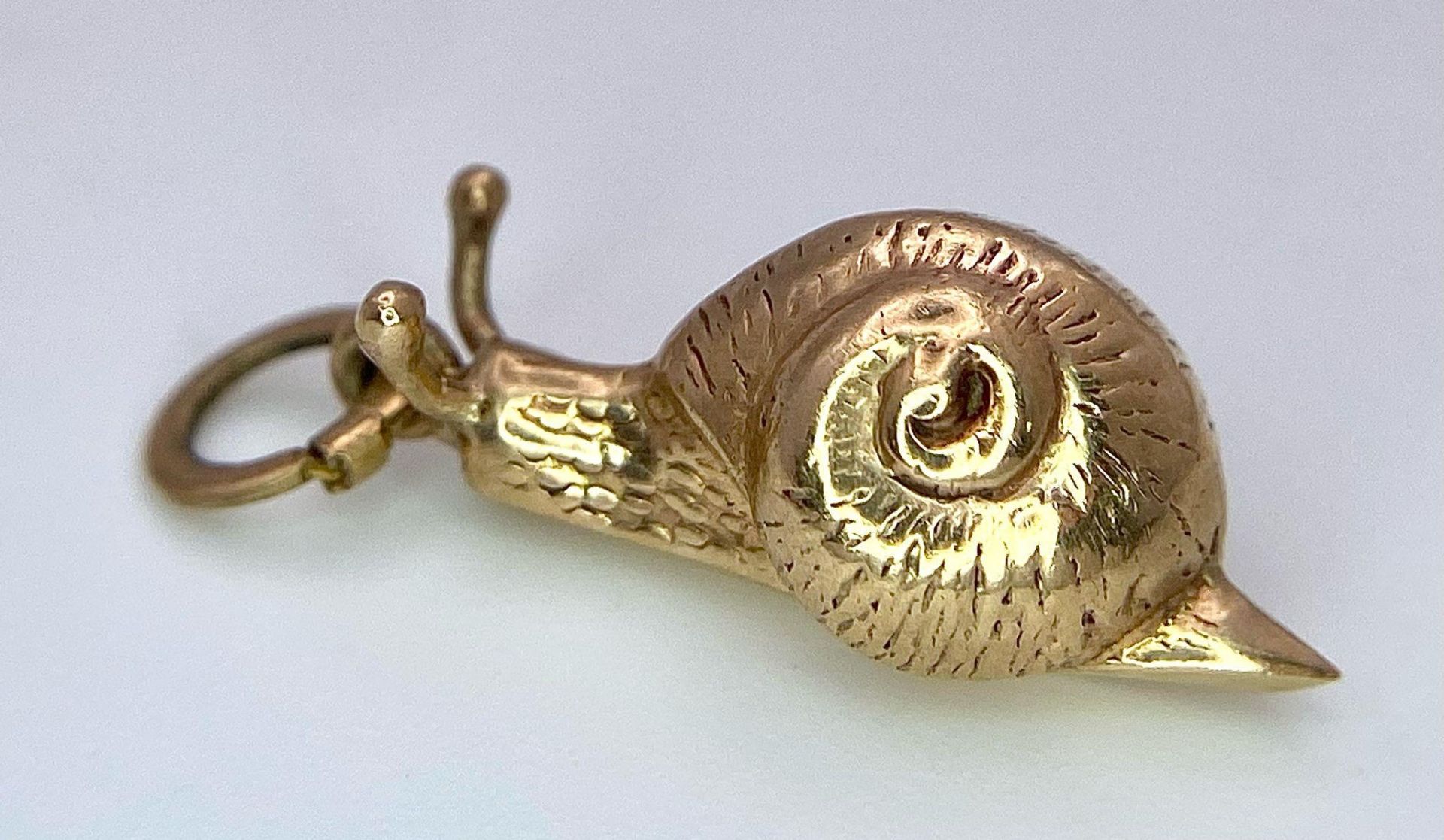 A 9K YELLOW GOLD SNAIL CHARM. TOTAL WEIGHT 0.8G - Image 2 of 4
