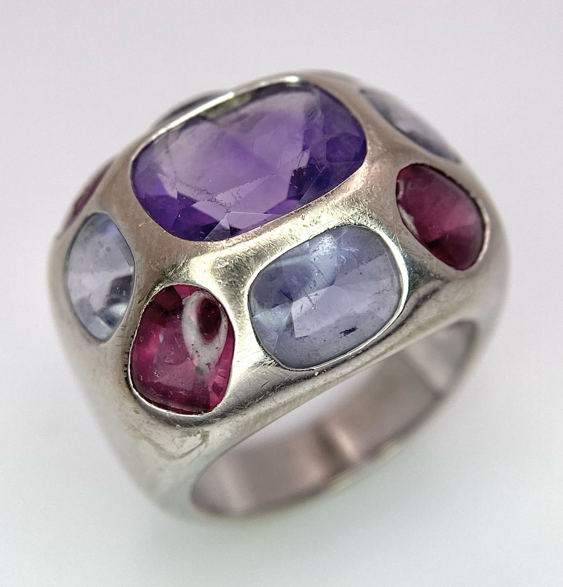 A Chanel Designer 18K White Gold and Amethyst and Garnet Ring. Rectangular cut central amethyst with - Image 6 of 13