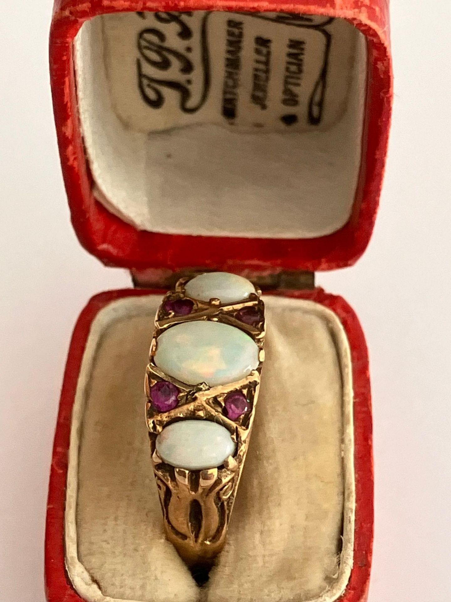 Vintage 9 carat YELLOW GOLD,OPAL and RUBY RING. Full UK hallmark. Complete with jewellers vintage - Bild 2 aus 3