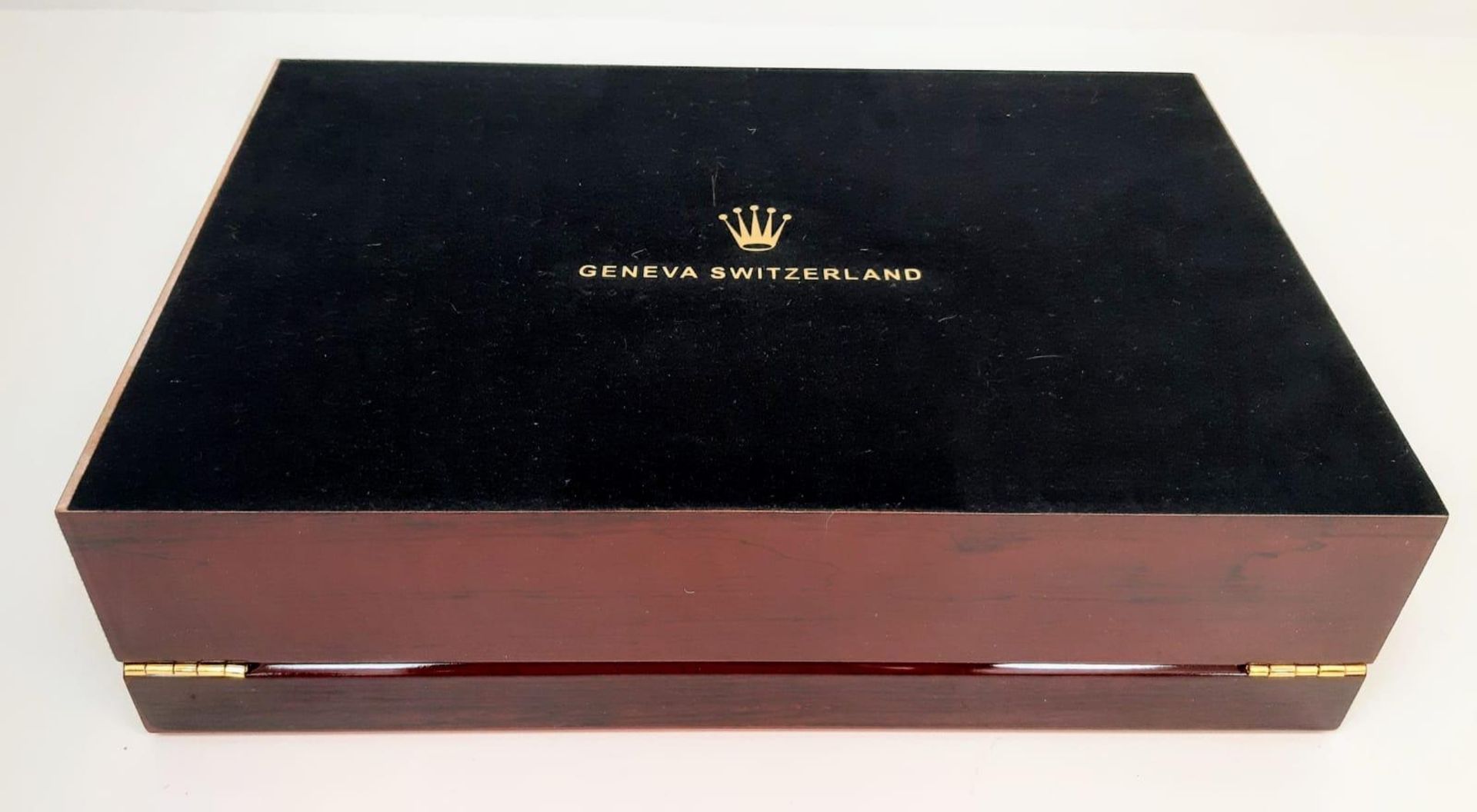 A high-quality wooden watch case for 12 watches (often used by ROLEX and OMEGA dealers) made from - Bild 3 aus 3