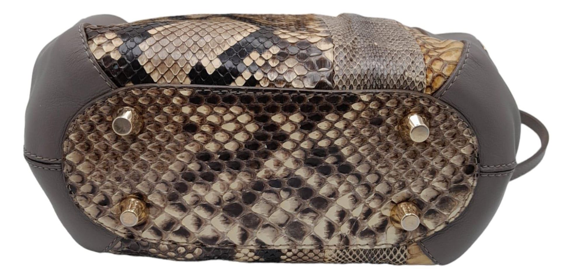 A Jimmy Choo Taupe Snakeskin Crossbody Bag. Snakeskin and leather exterior with gold-toned hardware, - Bild 4 aus 7