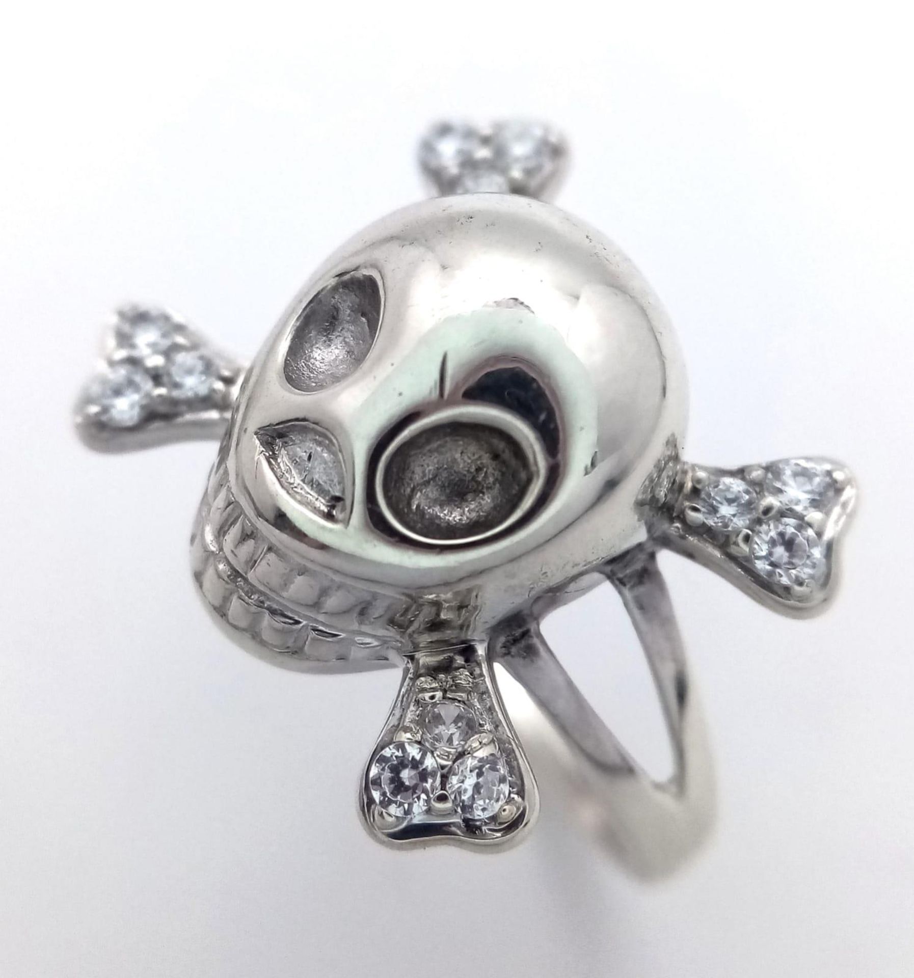 A STERLING SILVER SKULL & CROSSBONES STONE SET RING 4.3G SIZE O ref: 7403 - Image 2 of 5