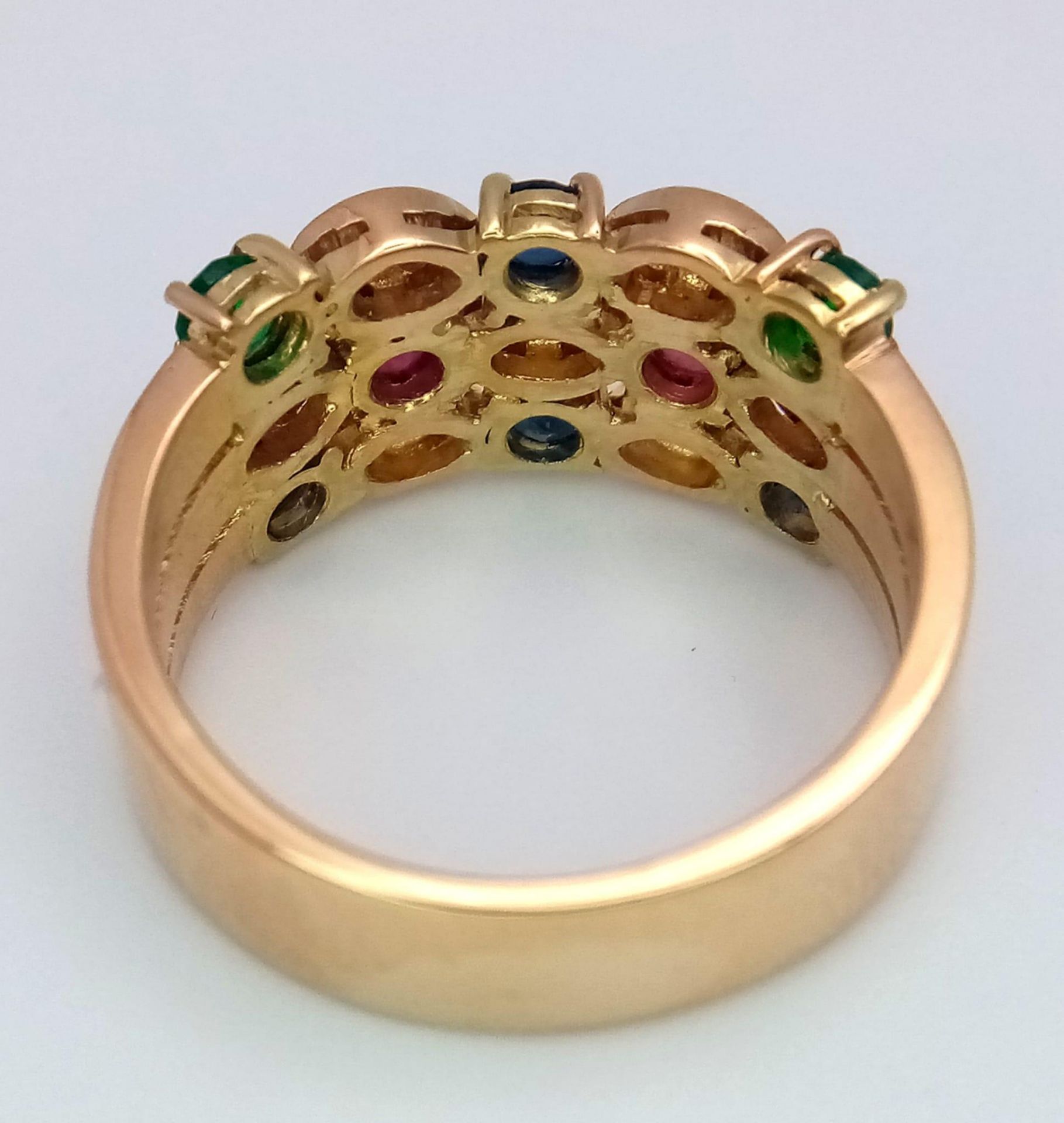 A 18K YELLOW GOLD DIAMOND, RUBY, SAPPHIRE & EMERALD SET RING 7.3G SIZE N 1/2 ref: 6441 - Image 4 of 5